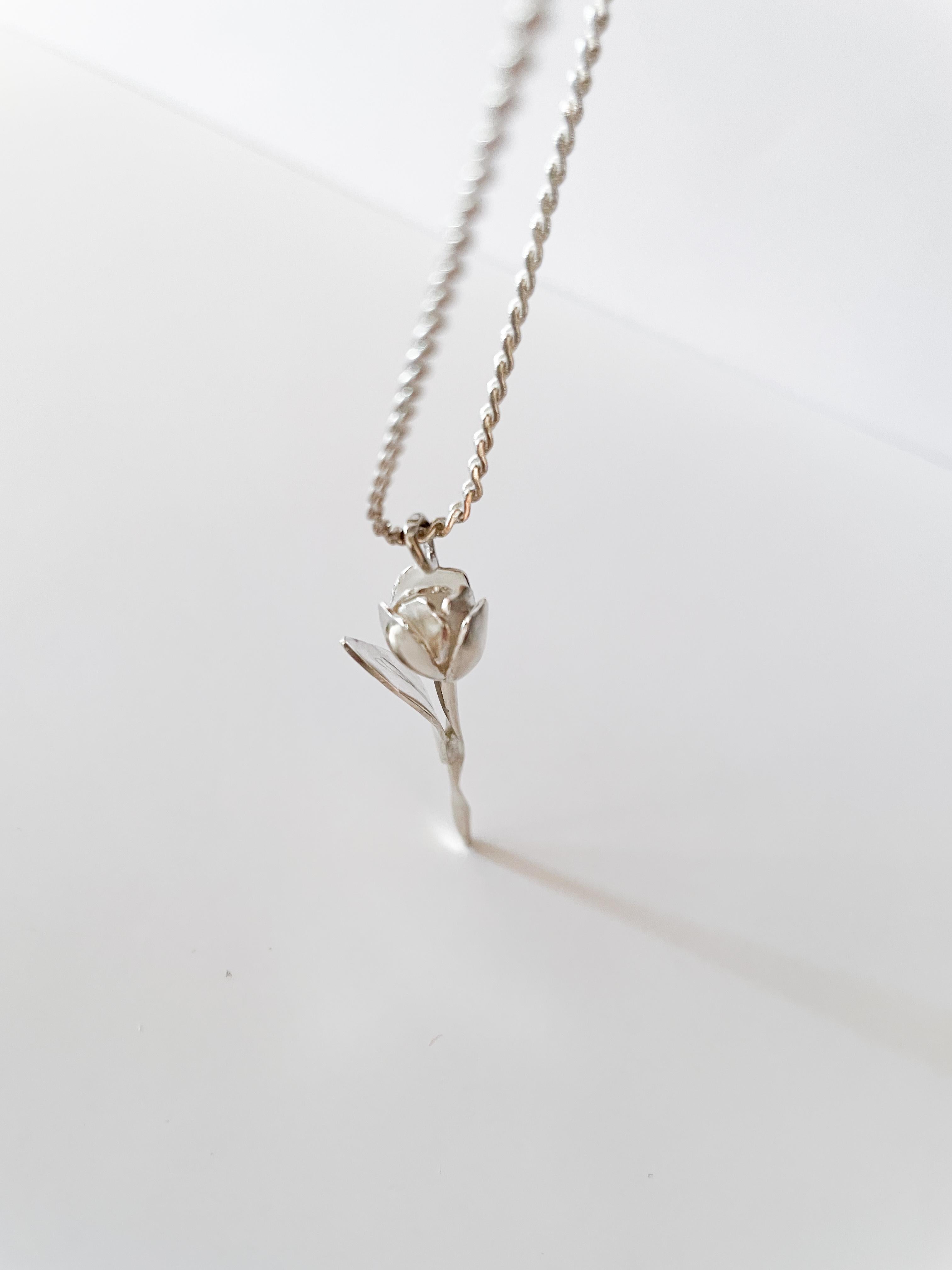 Dolores Ortega Contemporary Sterling Silver Tulip Pendant Necklace In New Condition For Sale In Pigüé, AR