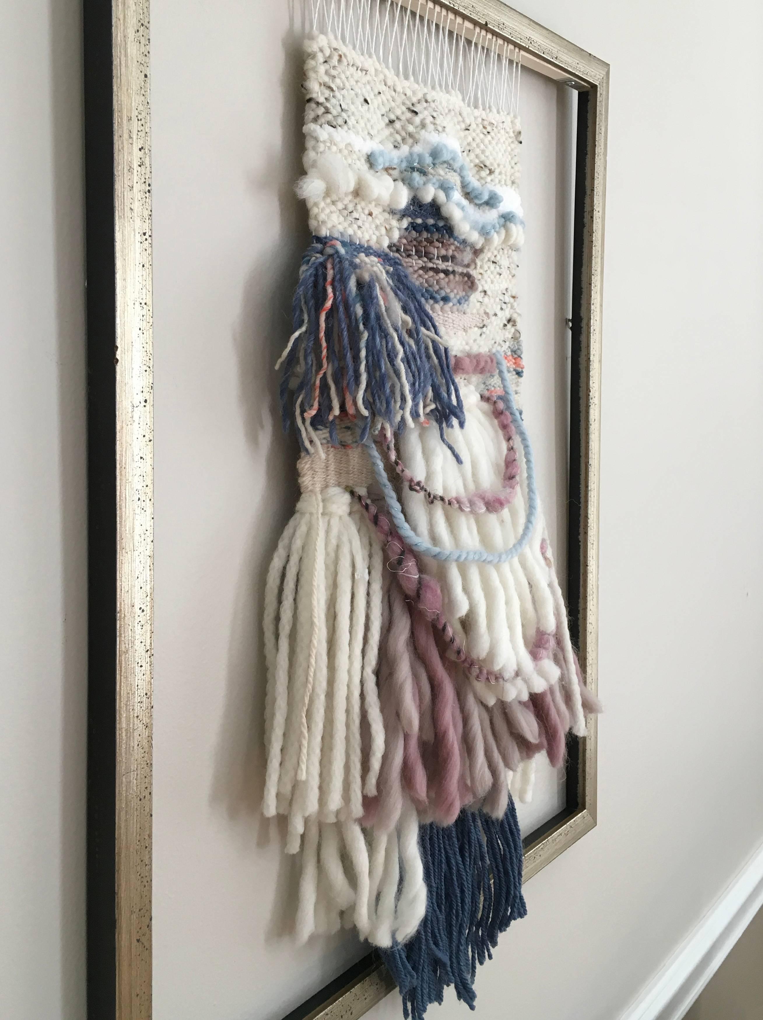 Gerahmtes zeitgenössisches Fiberweberei-Gemälde „Weaver's Tale“ im Angebot 2