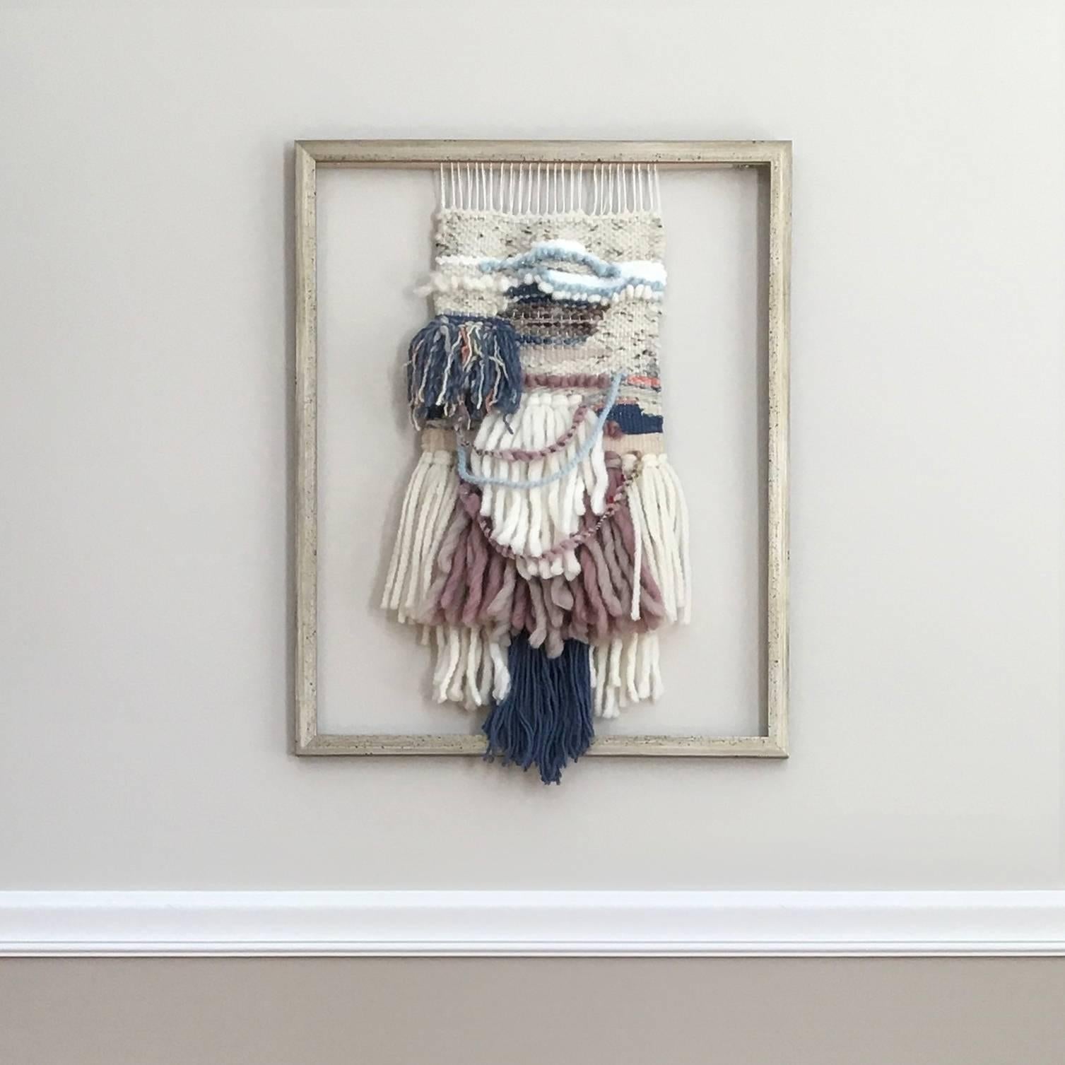 Tissage en fibre contemporain encadré « The Weaver's Tale » - Mixed Media Art de Dolores Tema