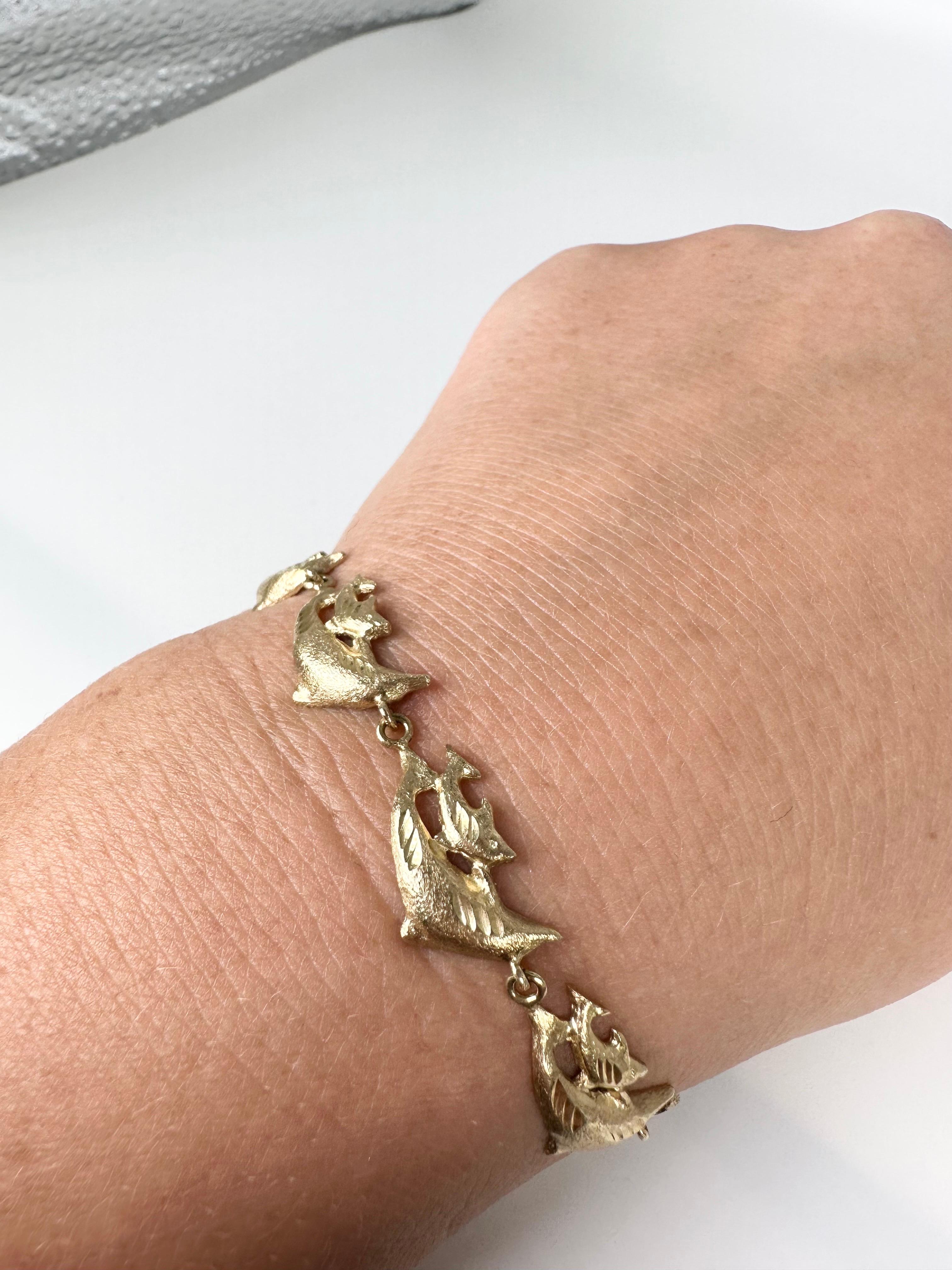 Dolphin bracelet in 14KT yellow gold, simple summer bracelet that goes with any outfit!

GOLD: 14KT gold
Grams:8.83
7 inches long
Item#: 440-00047KAR

WHAT YOU GET AT STAMPAR JEWELERS:
Stampar Jewelers, located in the heart of Jupiter, Florida, is a