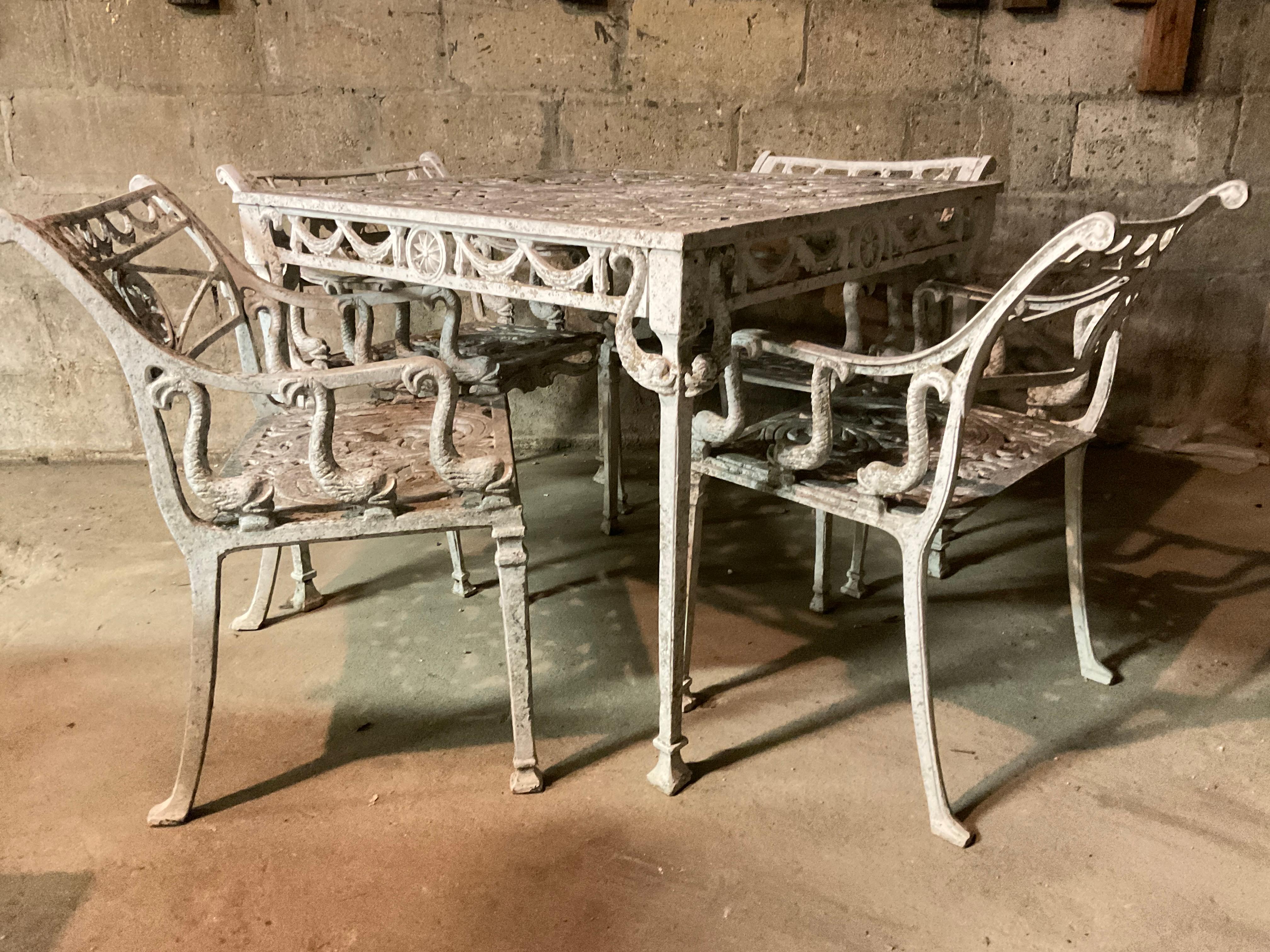  1960er Jahre Dolphin Outdoor-Set. 4 Stühle und Tisch. Schweres Aluminium. Muss gereinigt und gestrichen werden.
Ein Stuhl hat einen Knick im Bein, wie auf dem letzten Bild zu sehen ist.