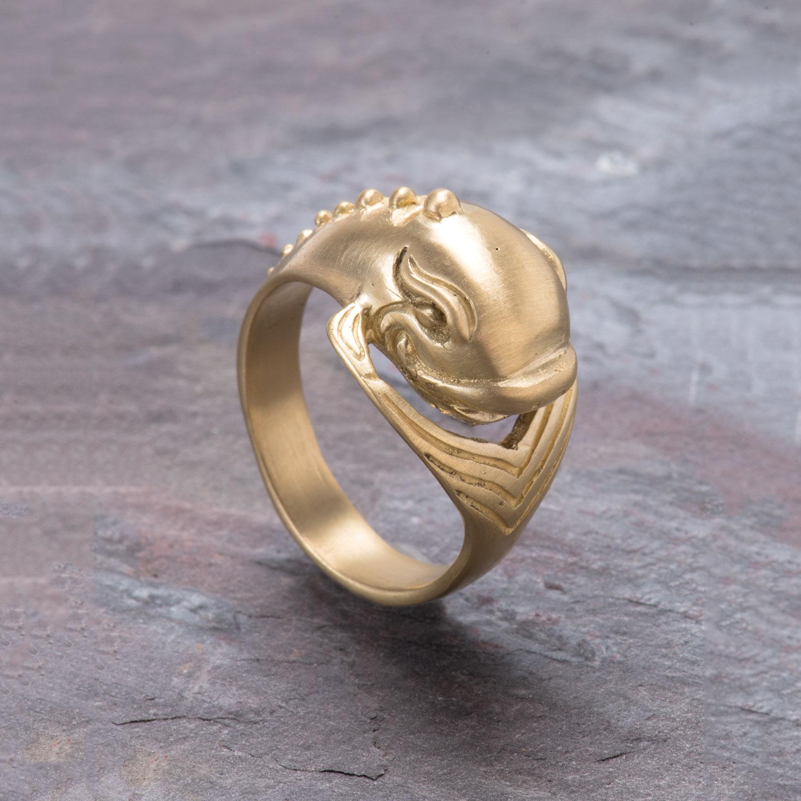Dolphin Ring in 18 Karat Gold For Sale 2
