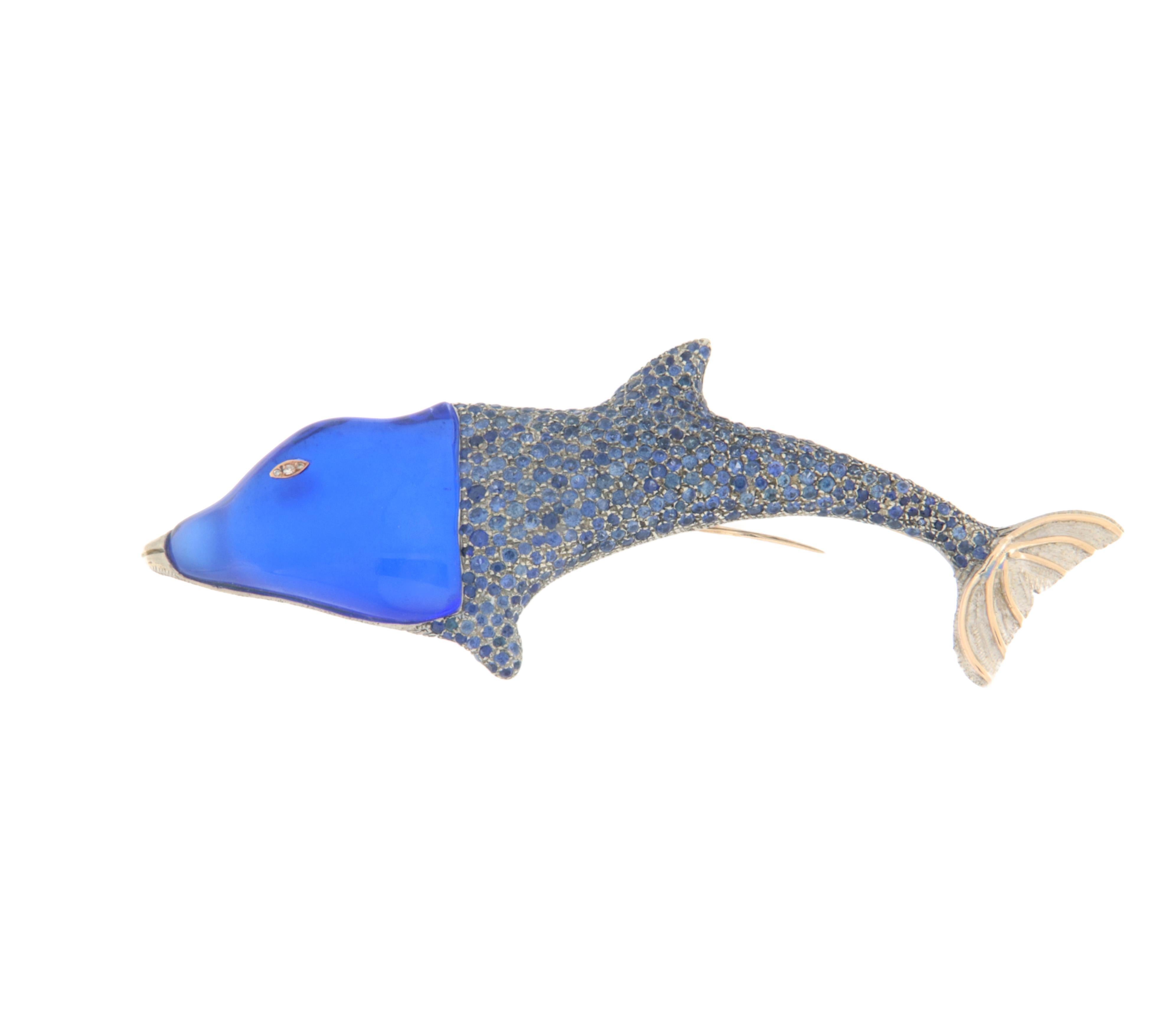 Diese außergewöhnliche Brosche in Form eines Delphins ist ein raffiniertes Beispiel für feine Handwerkskunst. Das Gehäuse ist aus 9-karätigem Gelbgold und 800er Silber gefertigt und verbindet Tradition mit zeitgenössischem Design. Seine raffinierte