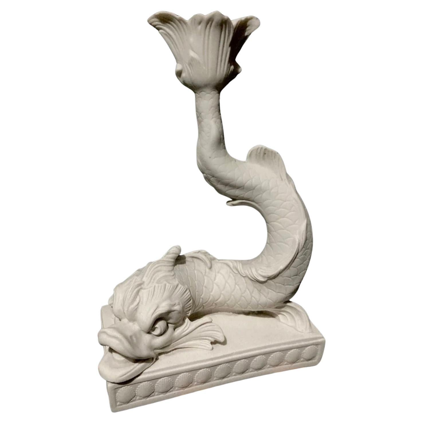 Une paire d'appliques en forme de dauphin est un appareil d'éclairage élégant et orné, conçu pour évoquer un sentiment de luxe classique et de symbolisme maritime. Ces appliques présentent généralement deux dauphins sculptés ou moulés de manière
