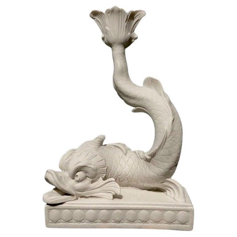 Questa elegante coppia di portadiavoli a forma di delfino mostra un'intricata lavorazione artigianale e un design senza tempo di ispirazione marittima. Ogni applique presenta una figura di delfino splendidamente dettagliata, che si curva