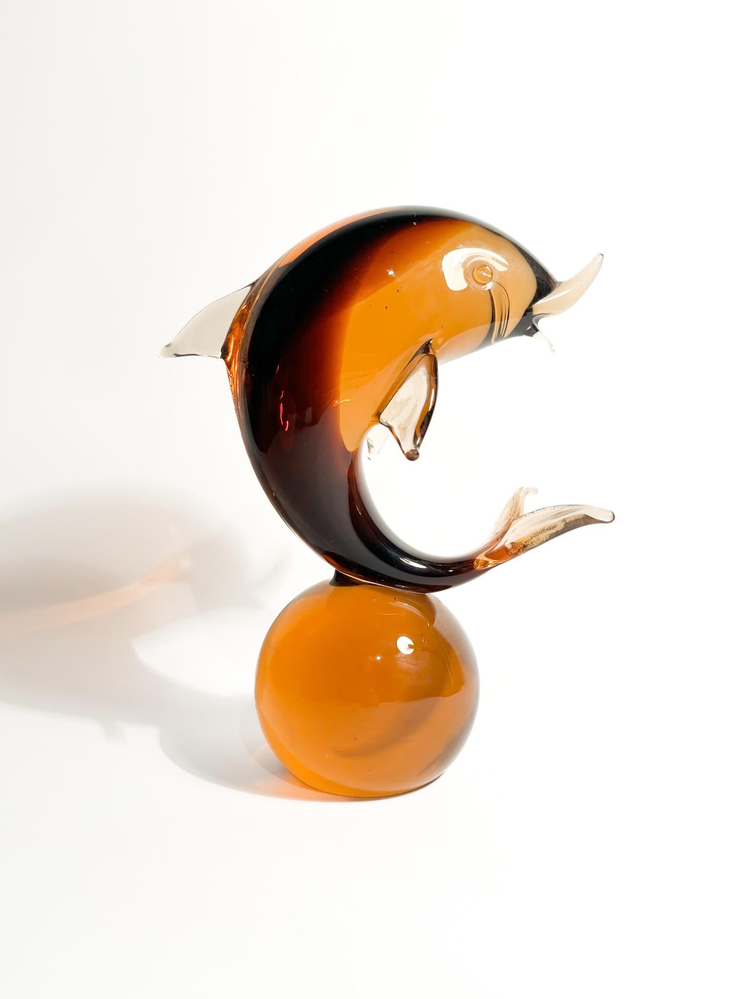 Sculpture de dauphin sur une boule orange en verre de Murano, dont la création est attribuée à Seguso dans les années 1960.

Ø 9 cm Ø 19 cm h 23 cm

Seguso est un nom de famille synonyme de verre de Murano, une forme prestigieuse de verrerie