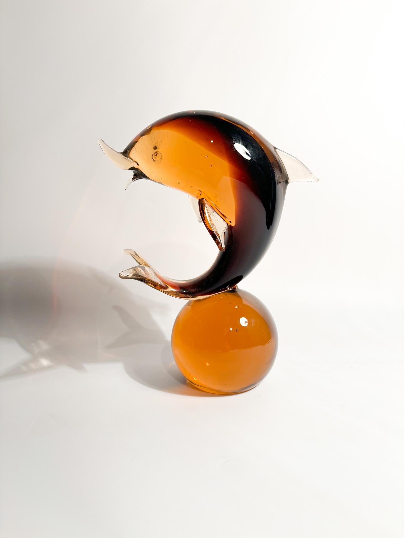 Milieu du XXe siècle Sculpture de dauphin en verre de Murano orange attribuée à Seguso des années 1960 en vente