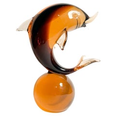 Escultura de delfín en cristal de Murano naranja atribuida a Seguso de los años 60