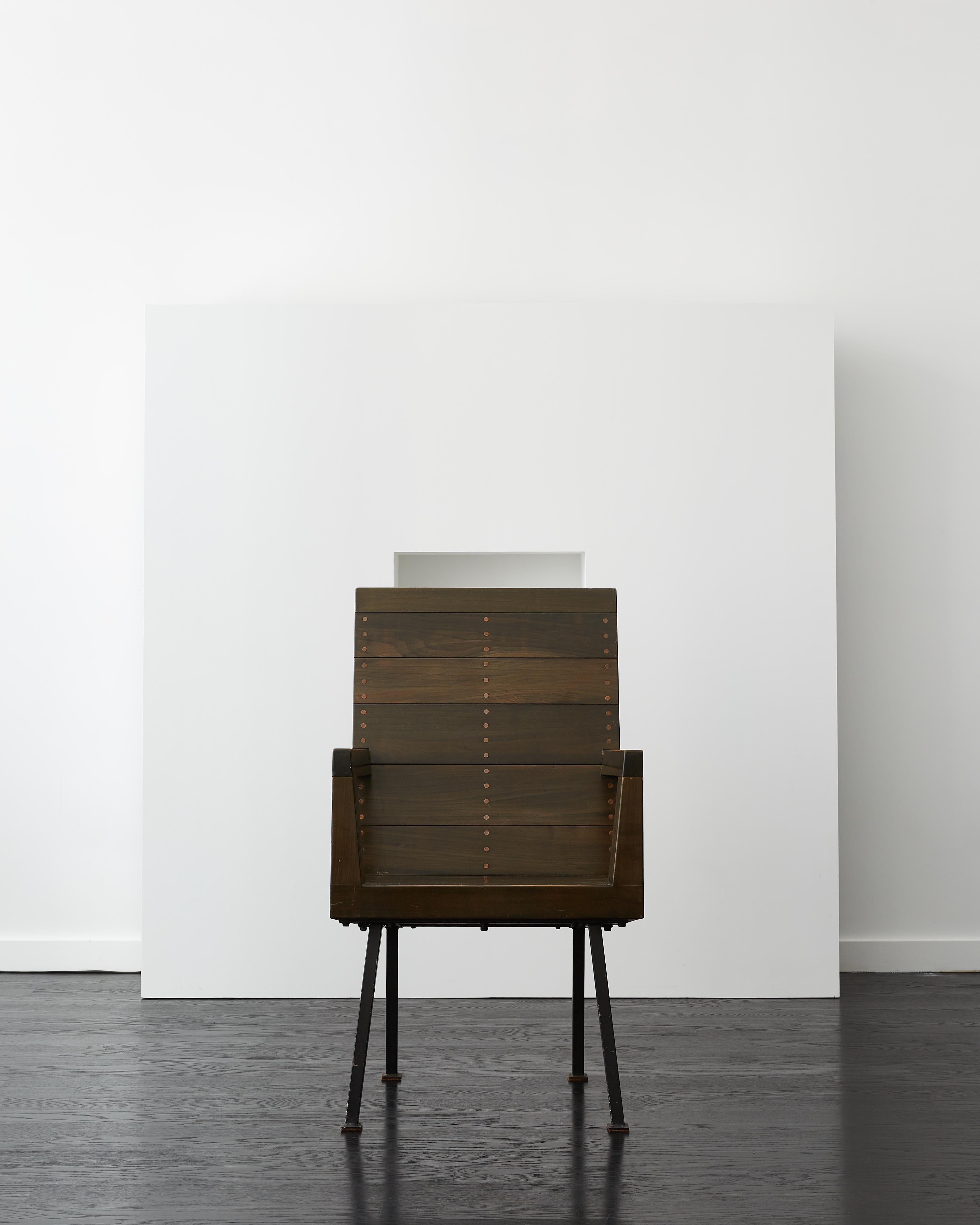 Silla Dom Hans van der Laan con los brazos abiertos para Raadhuis Budel.

Países Bajos c. 1962-66.

Fresno, clavos de cobre, patas de acero esmaltado negro.

El Raadhuis Budel (Ayuntamiento de Budel) fue diseñado en 1962 según los principios del