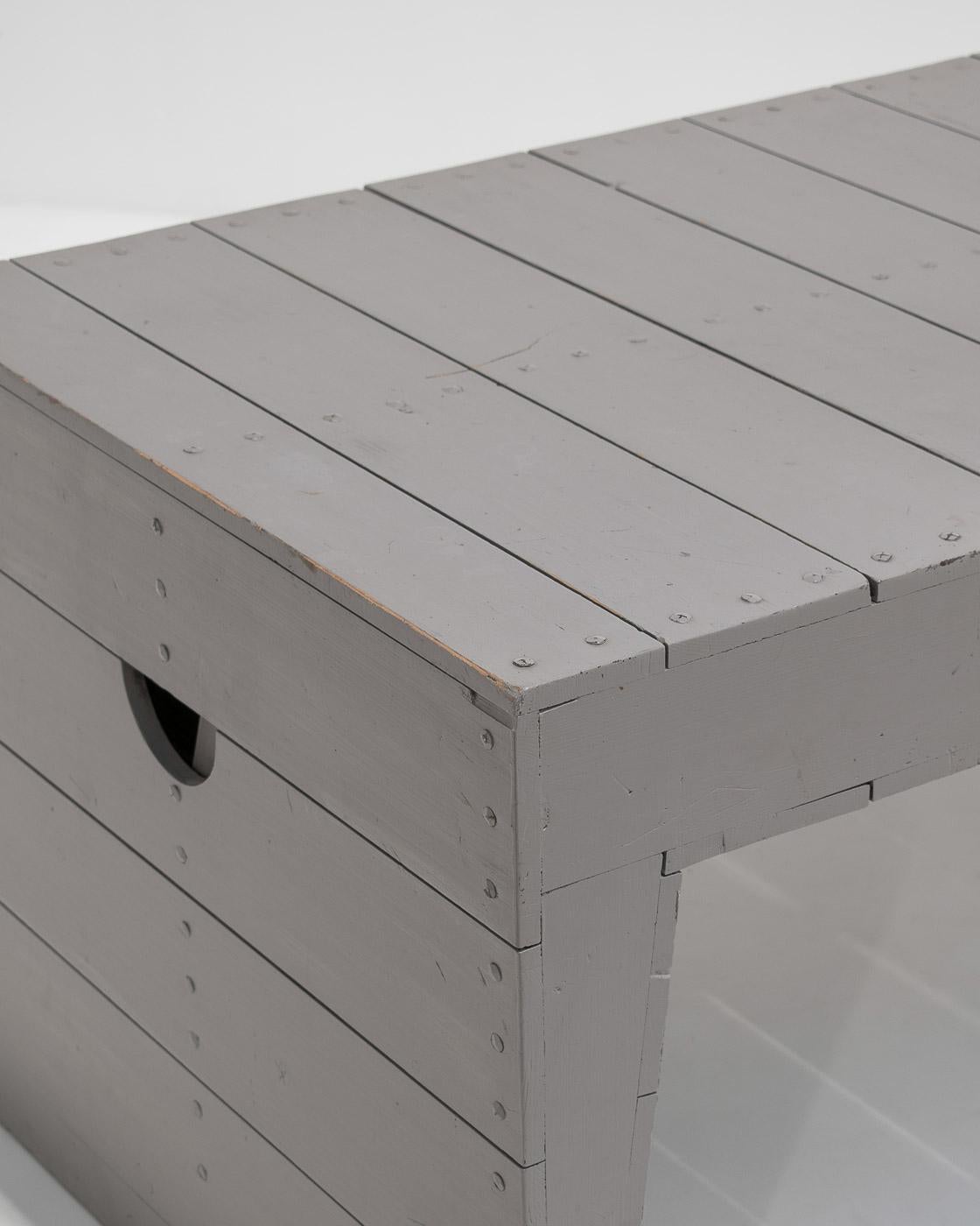 Consolle o tavolino della Scuola Bossche di Dom Hans van der Laan, Paesi Bassi 1960

Pezzo raro e da collezione del famoso designer, architetto e monaco olandese Dom Hans van der Laan. Realizzato in legno di pino dipinto con chiodi di rame, si