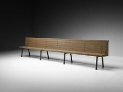 Panca lunga “Dom Hans van der Laan” in pino laccato grigio, 400 cm/157,48 pollici.