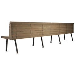 Panca lunga “Dom Hans van der Laan” in pino laccato grigio, 400 cm/157,48 pollici.
