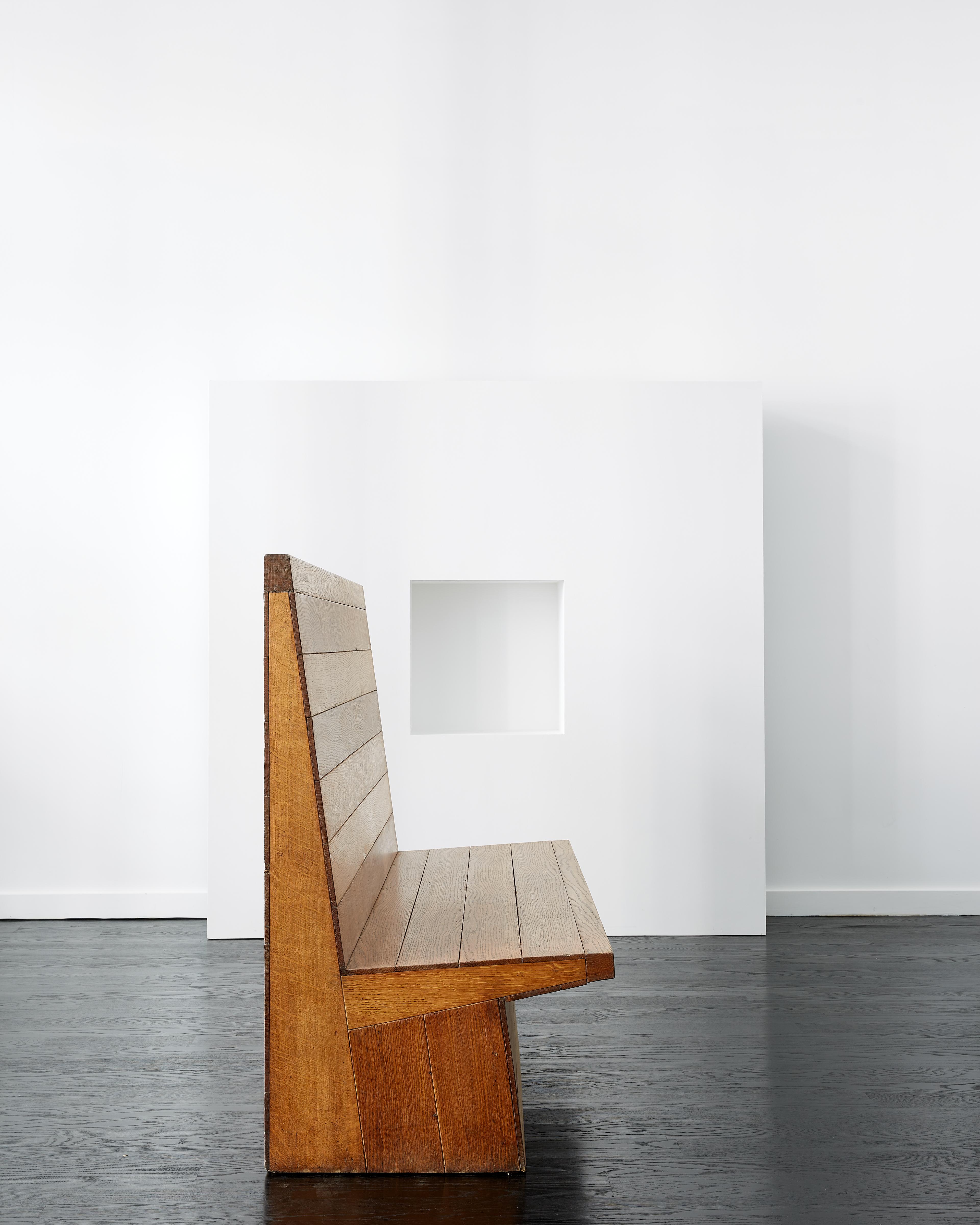Banco único Dom Hans van der Laan con respaldo alto de roble.

Encargo para Willibrordkerk (Iglesia de San Willibrord), Almelo.

Países Bajos, c. 1960.

Van der Laan rara vez utilizaba el roble en sus muebles. Esta pieza única carece también de los