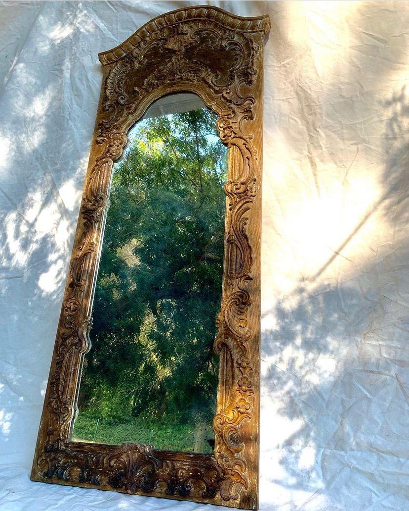 Miroir Dom Joao V, bois de châtaignier sculpté. Vestiges d'une ancienne dorure. Portugal 18ème siècle