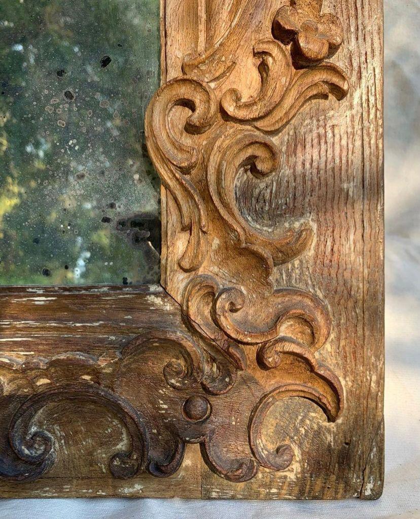 Portugais Miroir Dom Joao V en bois de châtaignier sculpté, Portugal, 18ème siècle en vente