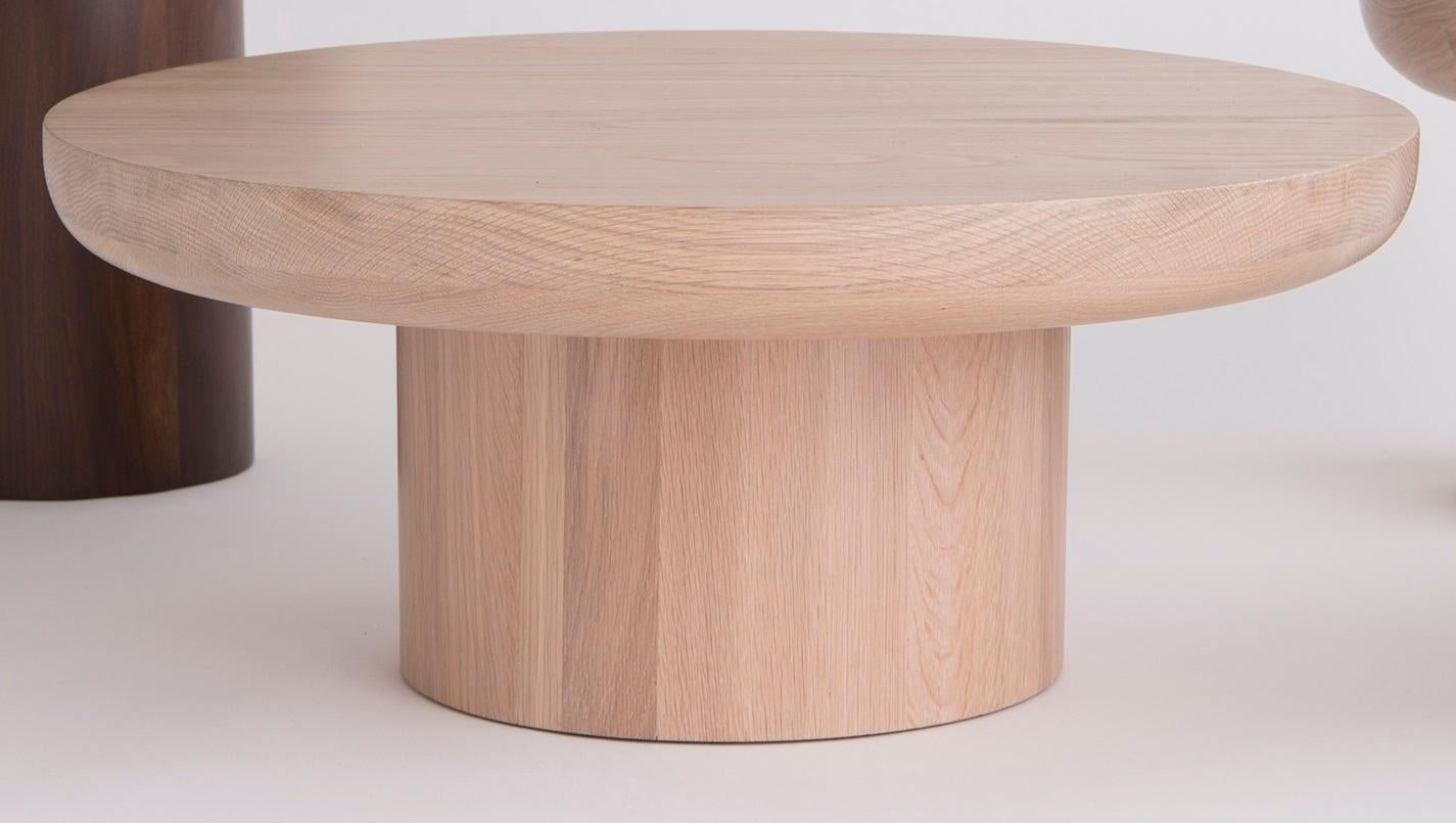 Table basse Dombak par Phase Design
Dimensions : Ø 81,3 x H 33 cm : Ø 81,3 x H 33 cm. 
MATERIAL : Chêne blanc.

Construction en bois massif tourné disponible en noyer, chêne blanc ou chêne ébénisé. Les prix peuvent varier. Veuillez nous
