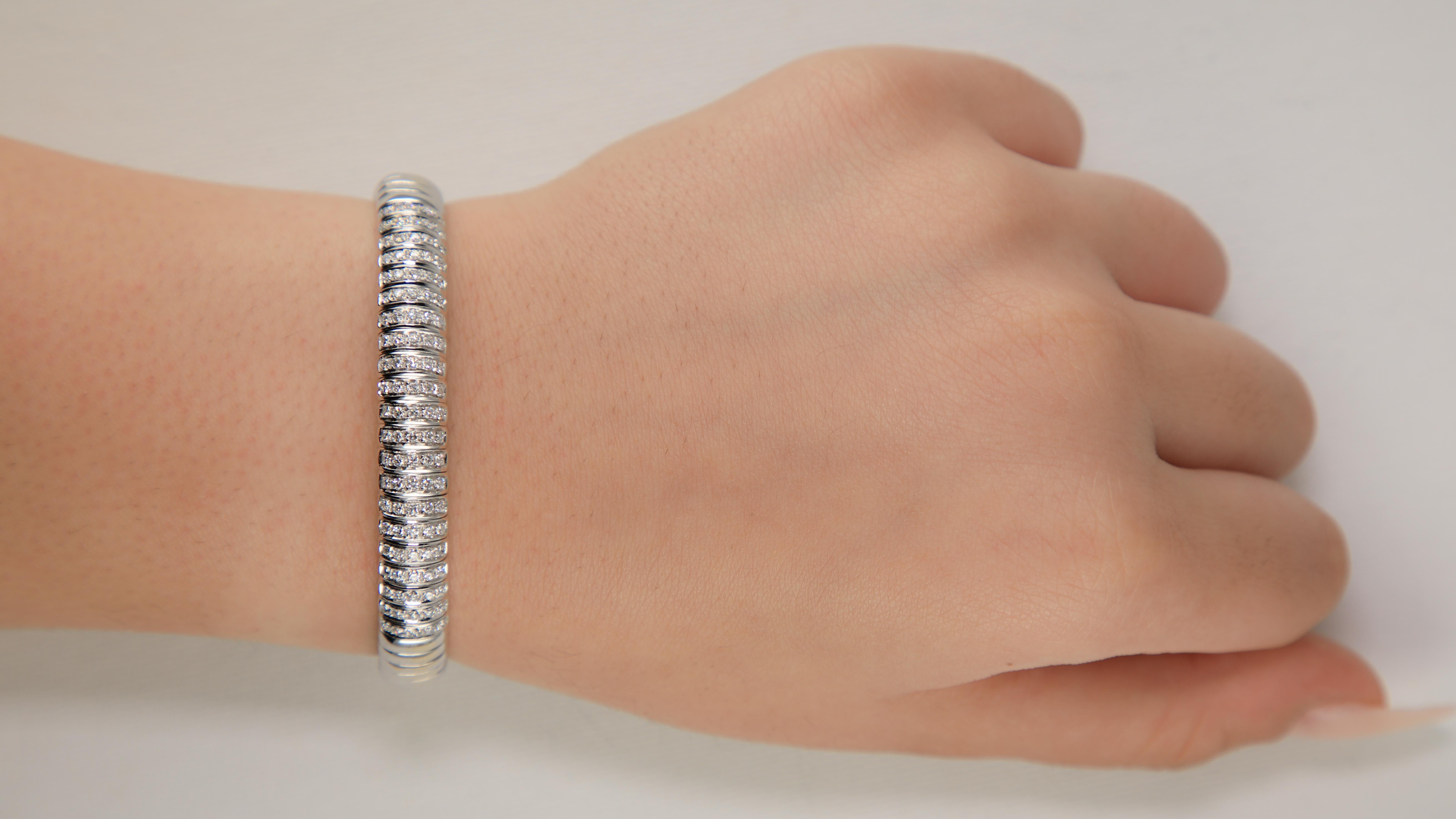 Dome 1.25 Carat Diamond Flexible Cuff Bangle Bracelet

Une très belle et brillante manchette en diamant. Cette élégante manchette est en or blanc massif 18 carats et fabriquée à la main en Italie. Cette pièce comporte cinq rangées de diamants d'un