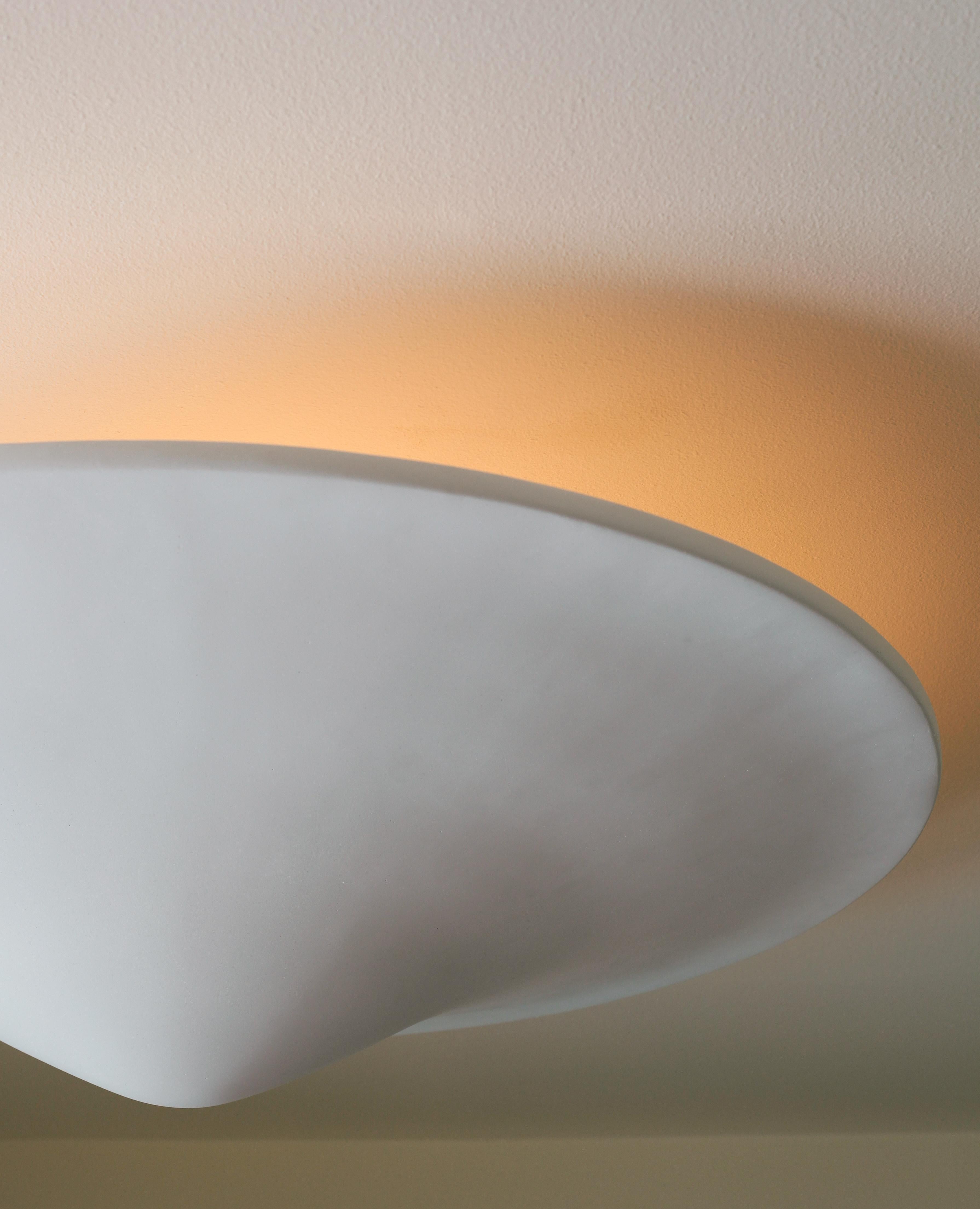 Elegant lustre à dôme en plâtre.  Taille et finition sur mesure. 