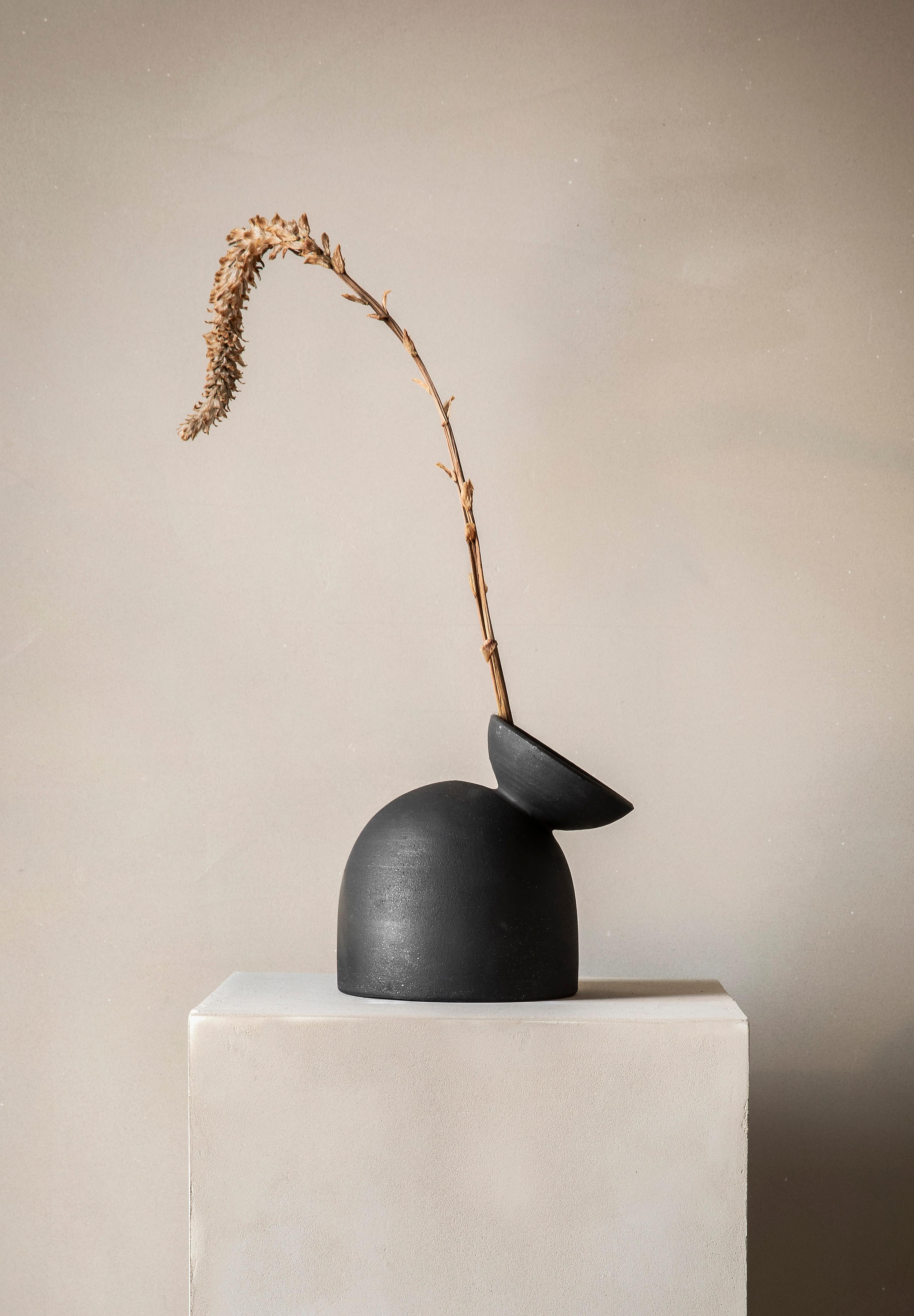 Noirci Vase à charbon en forme de dôme « Barro Preto » fabriqué à la main au Portugal par Origin Made en vente
