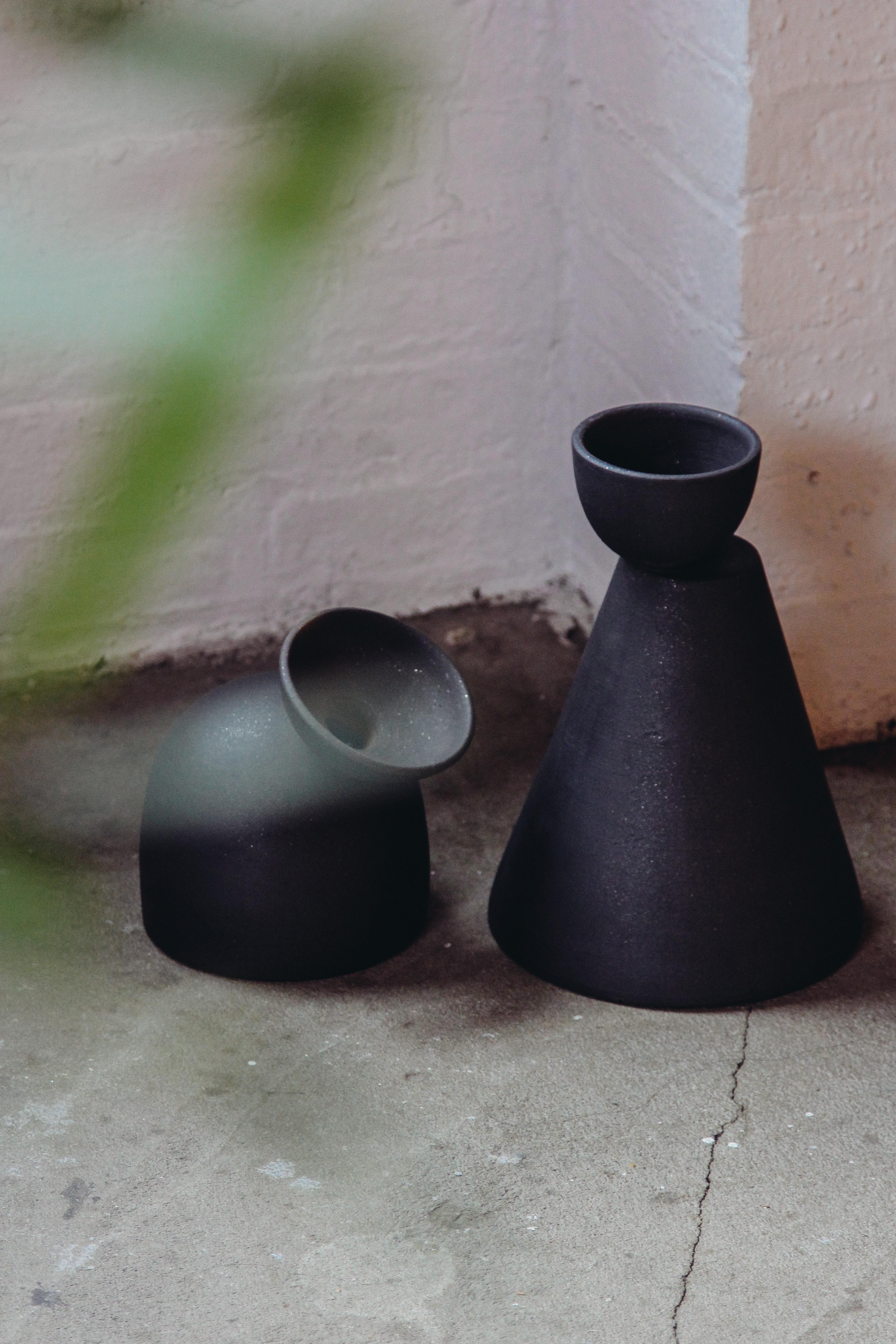Portugais Vase à charbon en forme de dôme « Barro Preto » fabriqué à la main au Portugal par Origin Made en vente