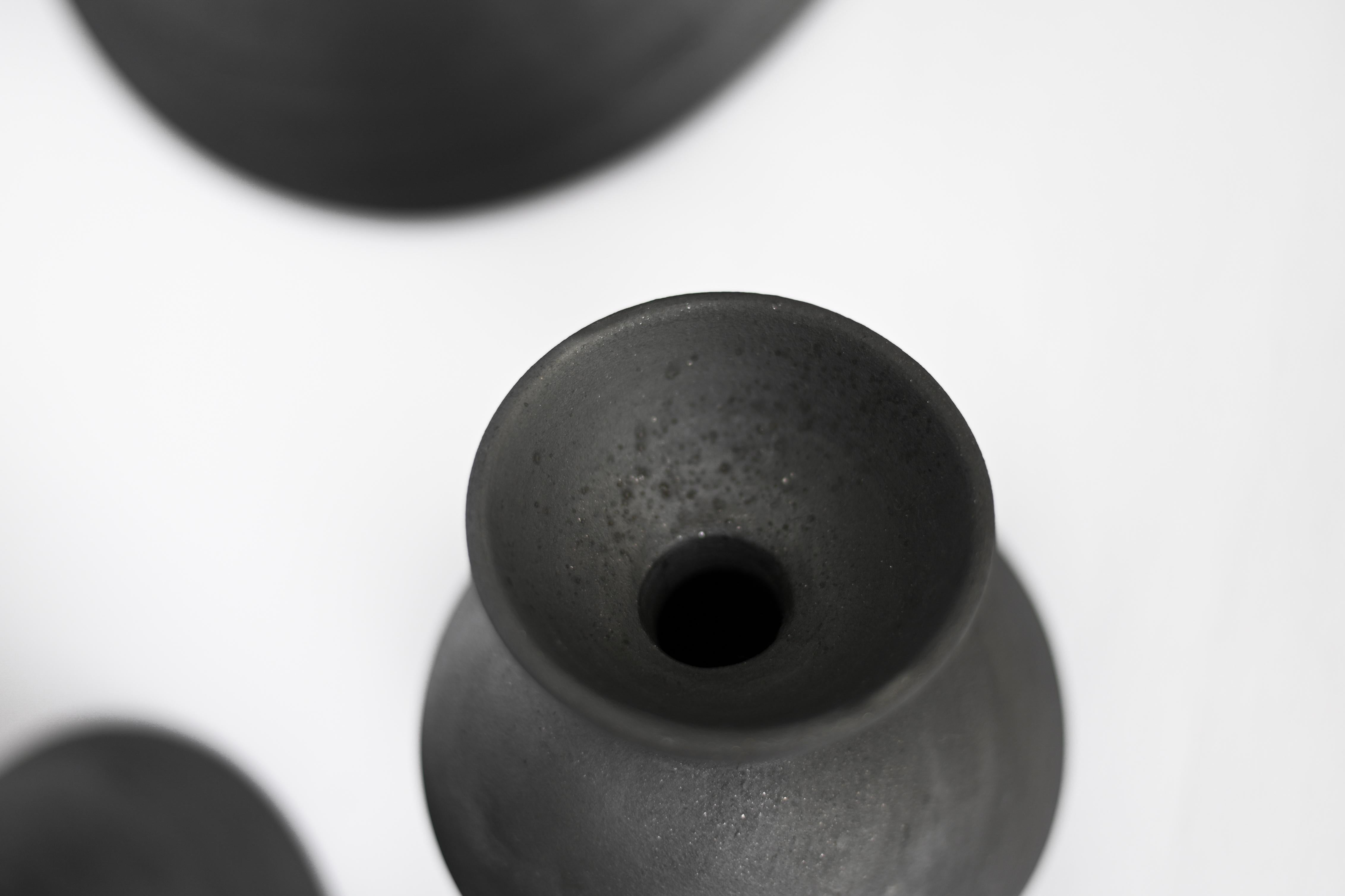Organique Vase à charbon en forme de dôme « Barro Preto » fabriqué à la main au Portugal par Origin Made en vente