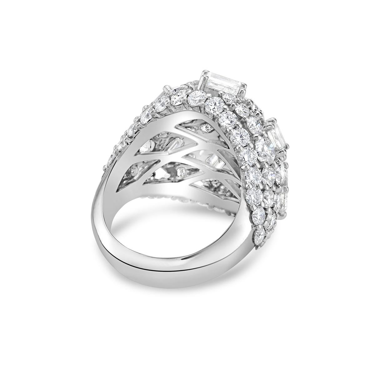 Kuppel-Cluster-Ring mit Smaragd und runden Diamanten (Smaragdschliff) im Angebot