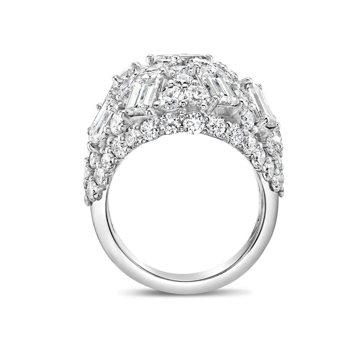 Kuppel-Cluster-Ring mit Smaragd und runden Diamanten im Zustand „Neu“ im Angebot in New York, NY