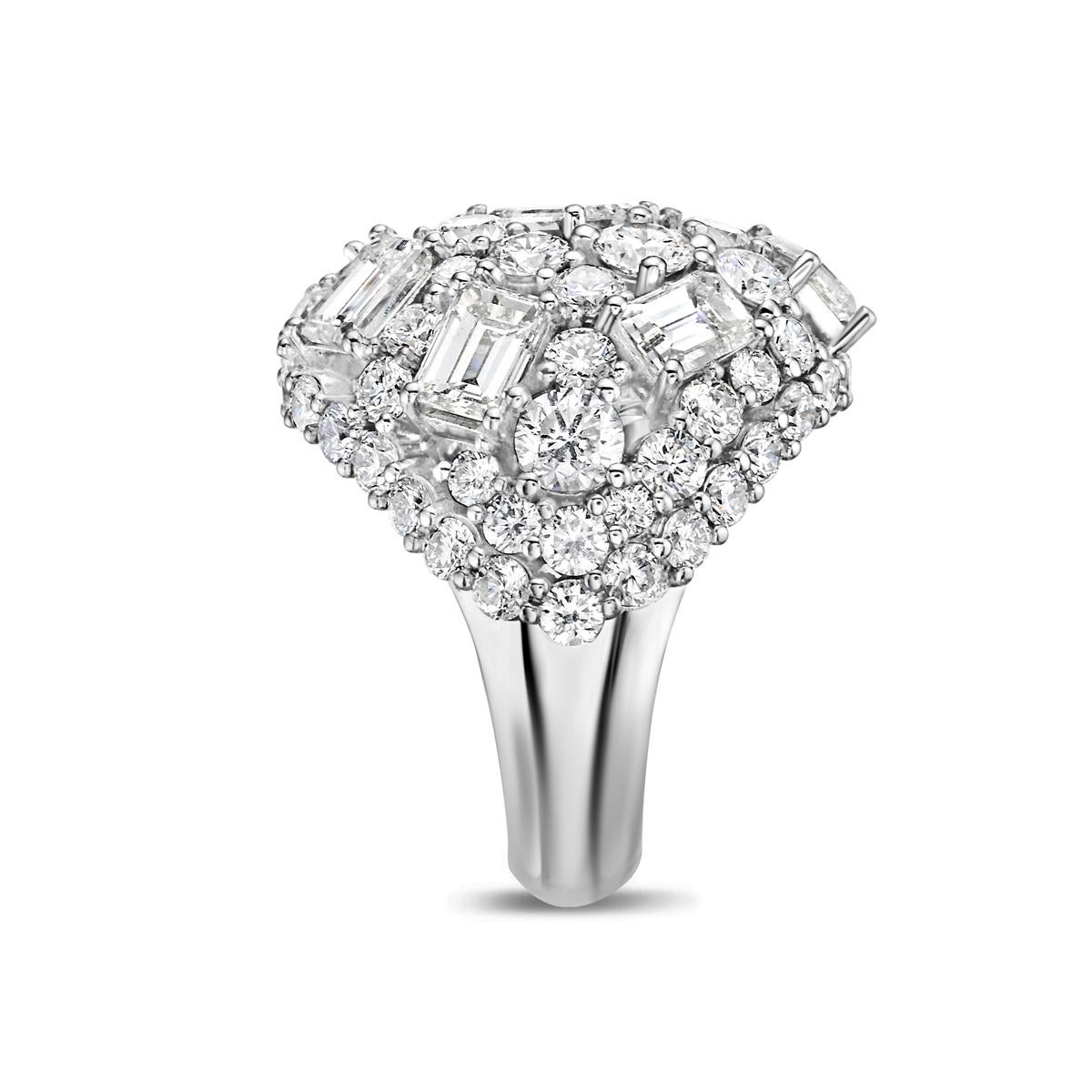 Kuppel-Cluster-Ring mit Smaragd und runden Diamanten Damen im Angebot