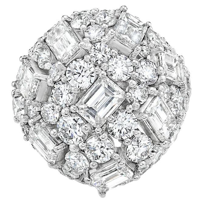 Kuppel-Cluster-Ring mit Smaragd und runden Diamanten im Angebot