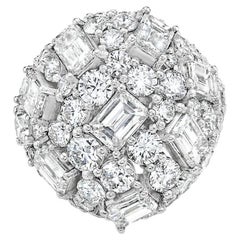 Kuppel-Cluster-Ring mit Smaragd und runden Diamanten