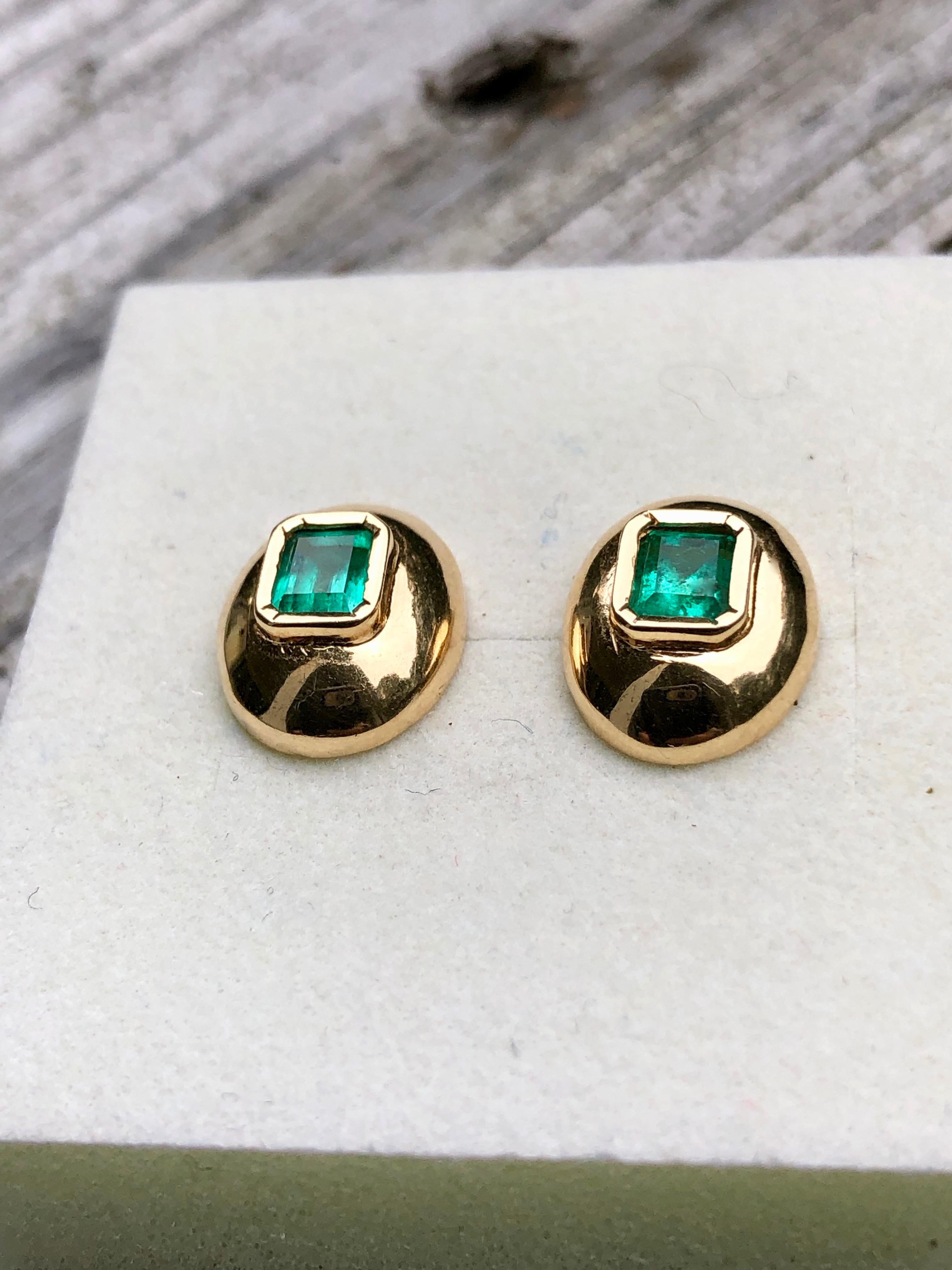 The emerald are bezel set in these classic style button earrings. The 18k yellow gold, high profile domes are a rich high polished finish stylish dome earrings Colombian emerald.
Primary Stone: Natural Colombian Emerald
Shape or Cut: Emerald Cut