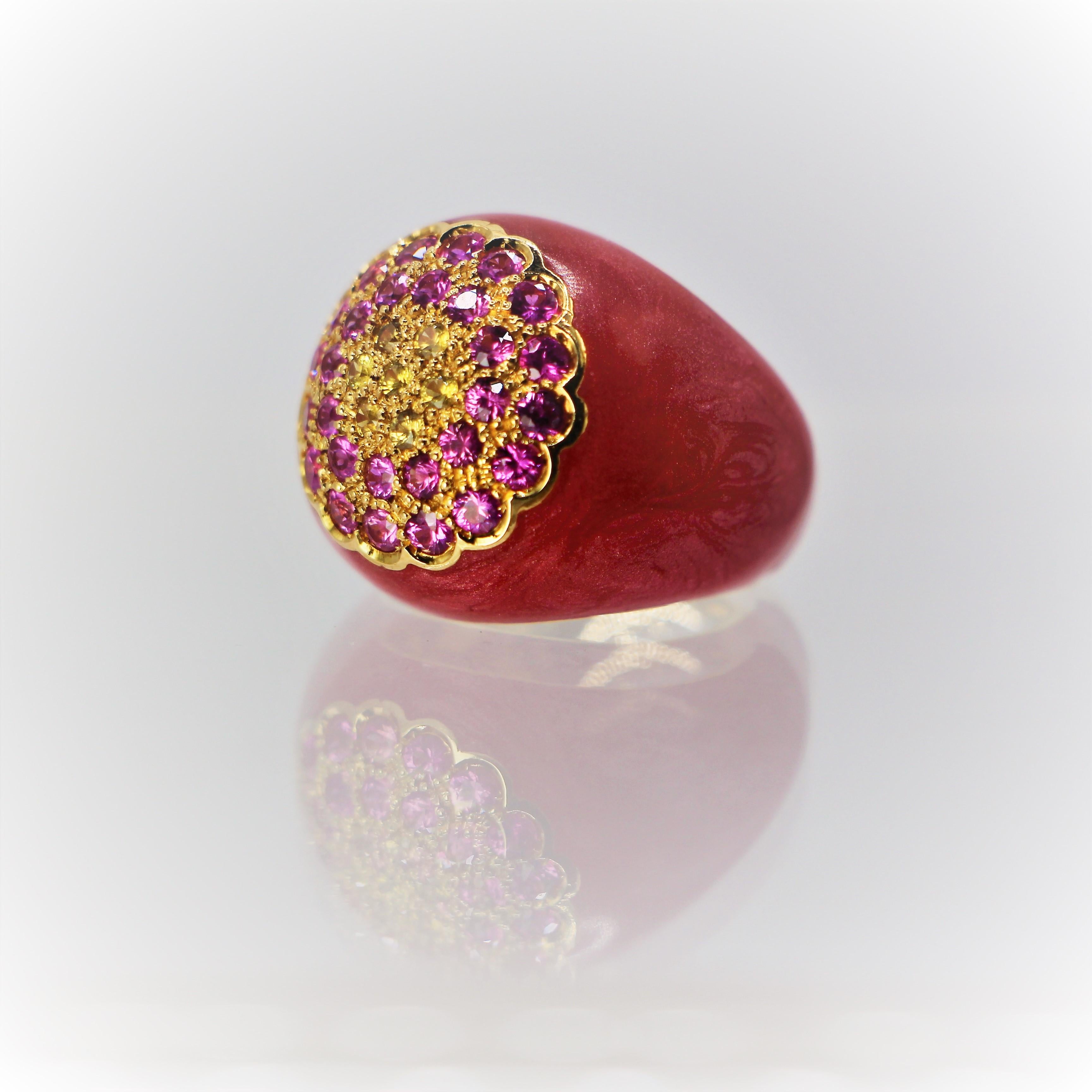 Kuppel-Emaille-Ring aus 18 Karat Gold in Korallenrot mit rosa und gelben Saphiren (Neorenaissance) im Angebot
