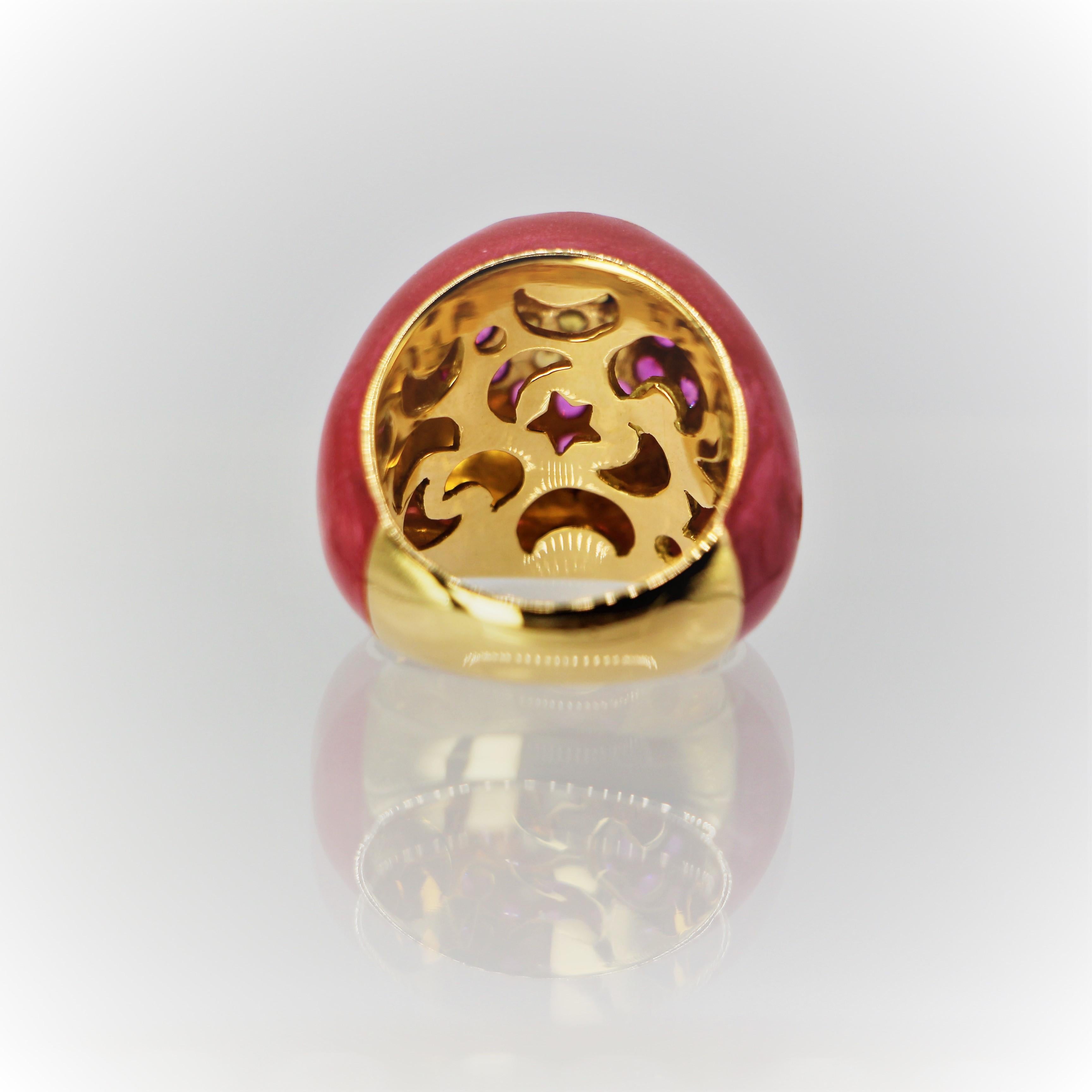 Kuppel-Emaille-Ring aus 18 Karat Gold in Korallenrot mit rosa und gelben Saphiren im Zustand „Neu“ im Angebot in Athens, GR
