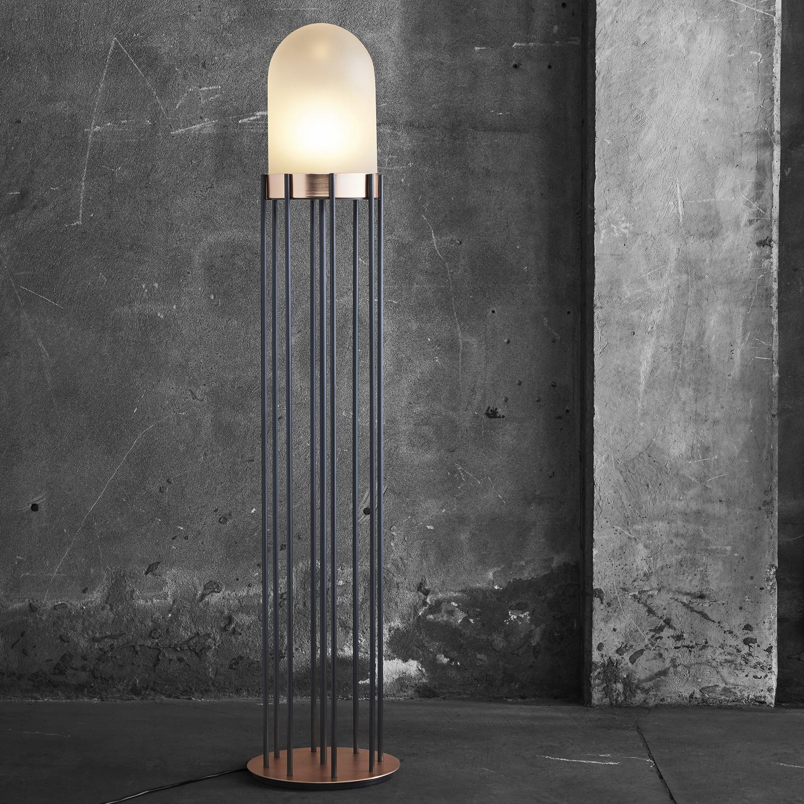 An elegant combination of soft and rigid lines, this exquisitely handcrafted floor lamp juxtaposes the metal of the structure with the glass of the light diffuser in a shape reminiscent of the architecture of a monopteros, a temple with a simple