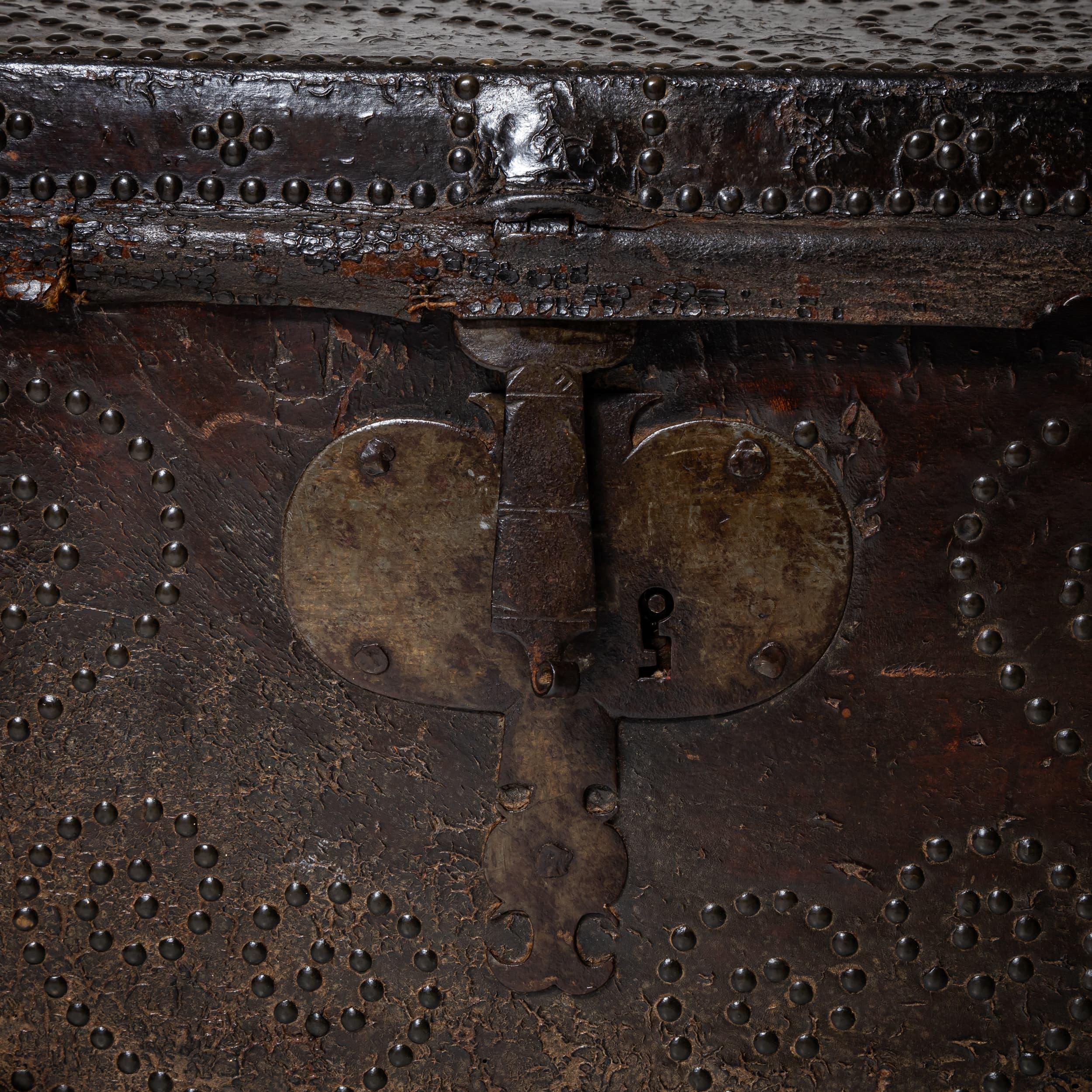 italien Coffre à couvercle en forme de dôme, Italie, début du XVIIIe siècle, noyer avec revêtement en cuir en vente