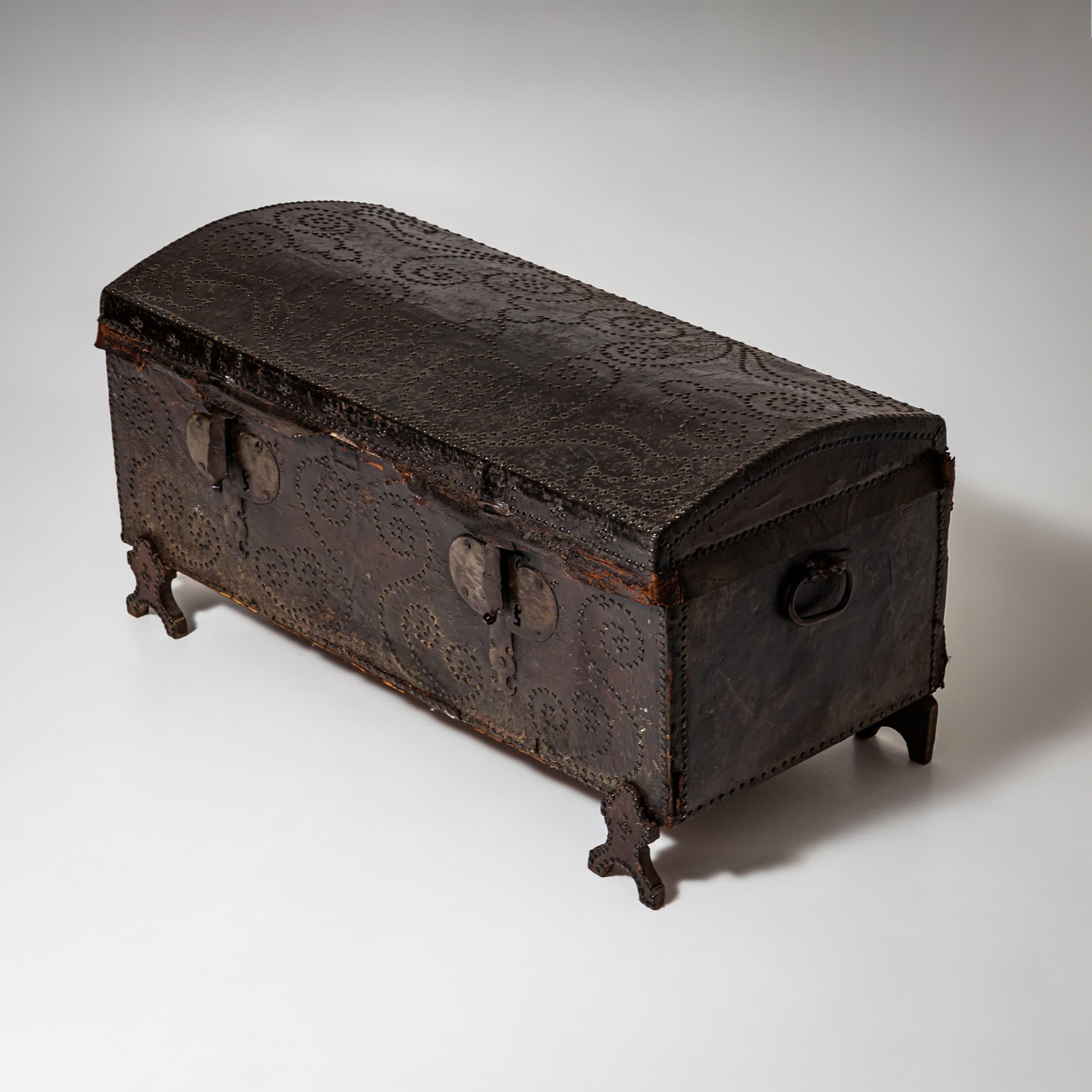 Coffre à couvercle en forme de dôme, Italie, début du XVIIIe siècle, noyer avec revêtement en cuir Bon état - En vente à Greding, DE