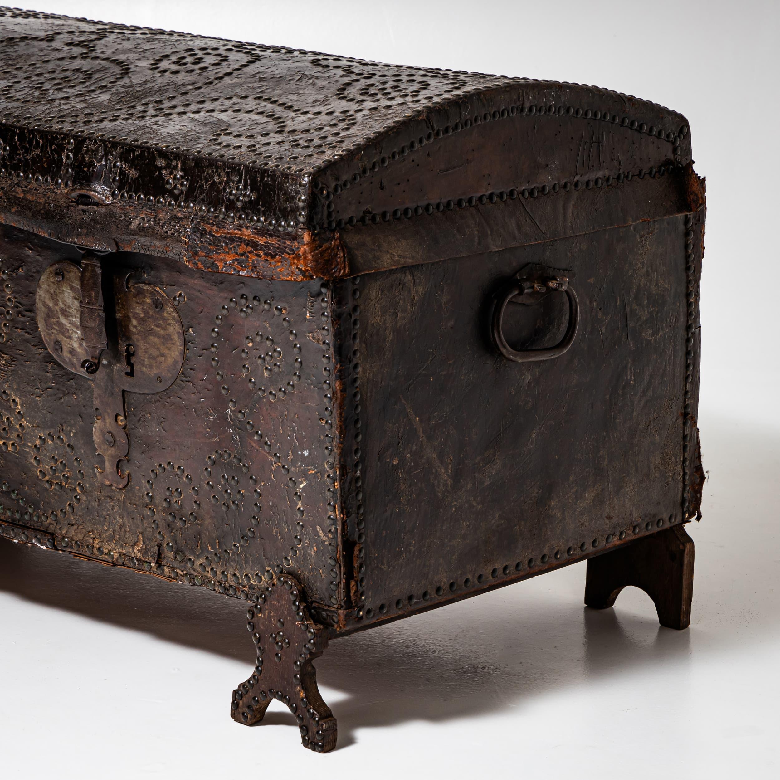 Cuir Coffre à couvercle en forme de dôme, Italie, début du XVIIIe siècle, noyer avec revêtement en cuir en vente