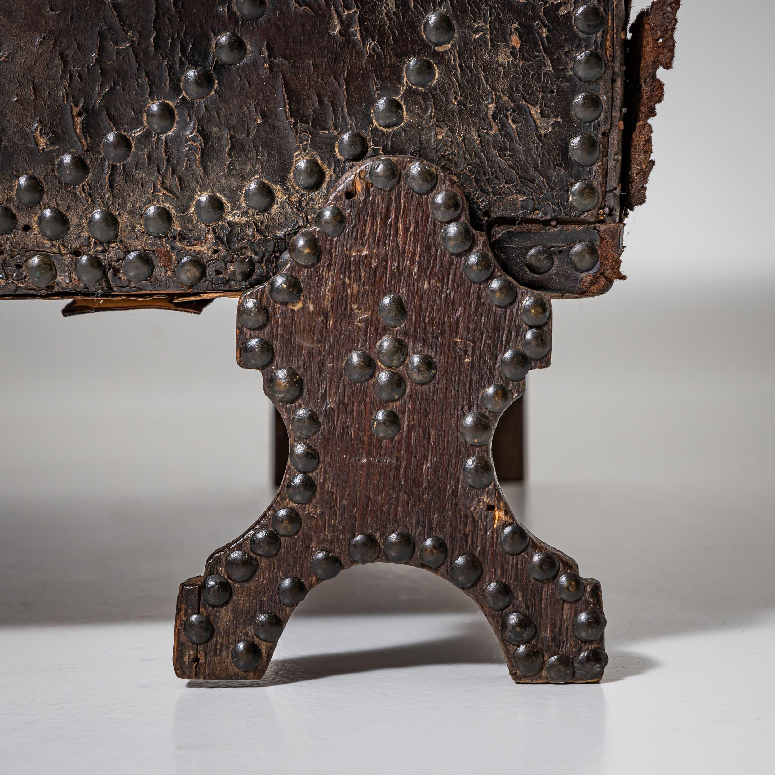 Coffre à couvercle en forme de dôme, Italie, début du XVIIIe siècle, noyer avec revêtement en cuir en vente 1