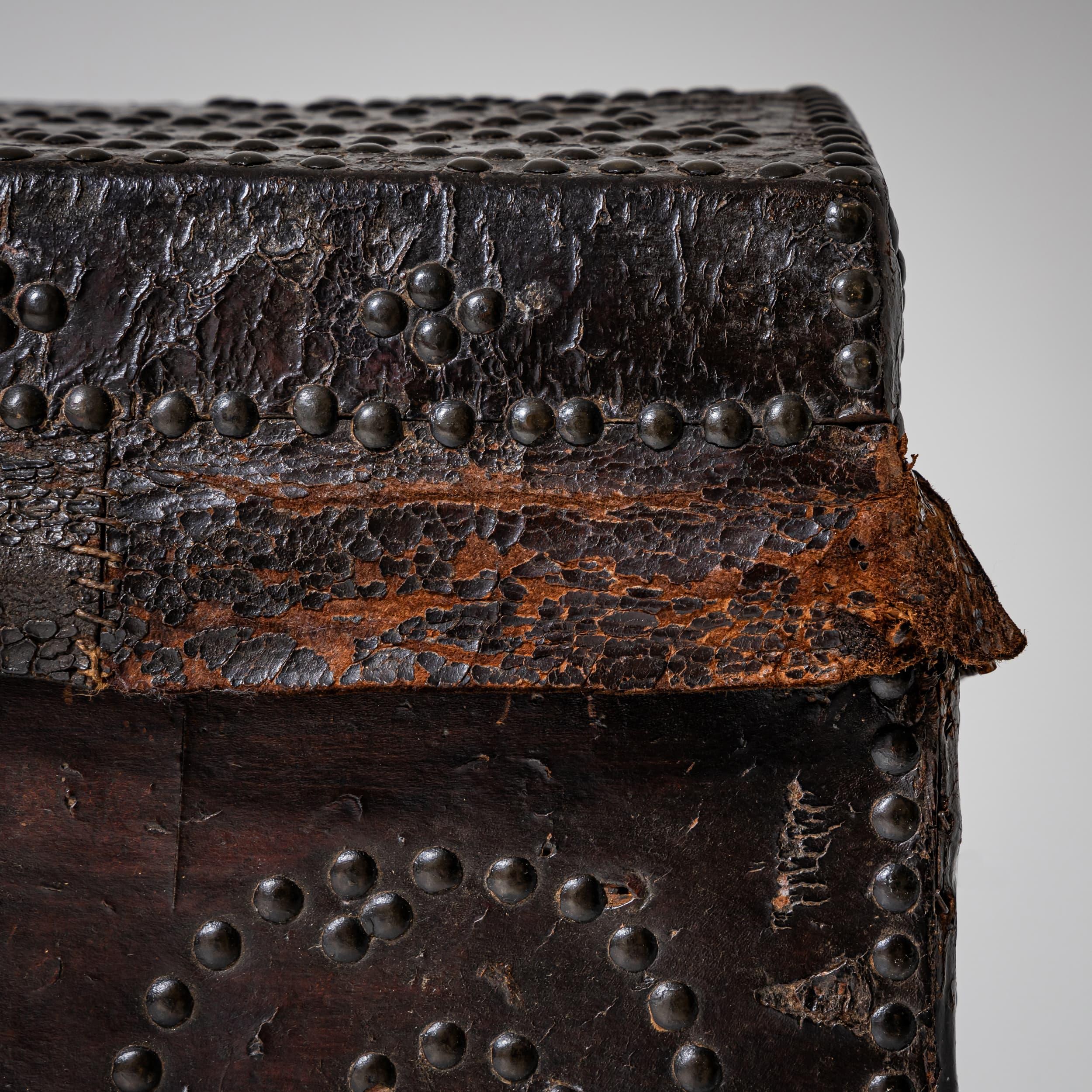 Coffre à couvercle en forme de dôme, Italie, début du XVIIIe siècle, noyer avec revêtement en cuir en vente 2