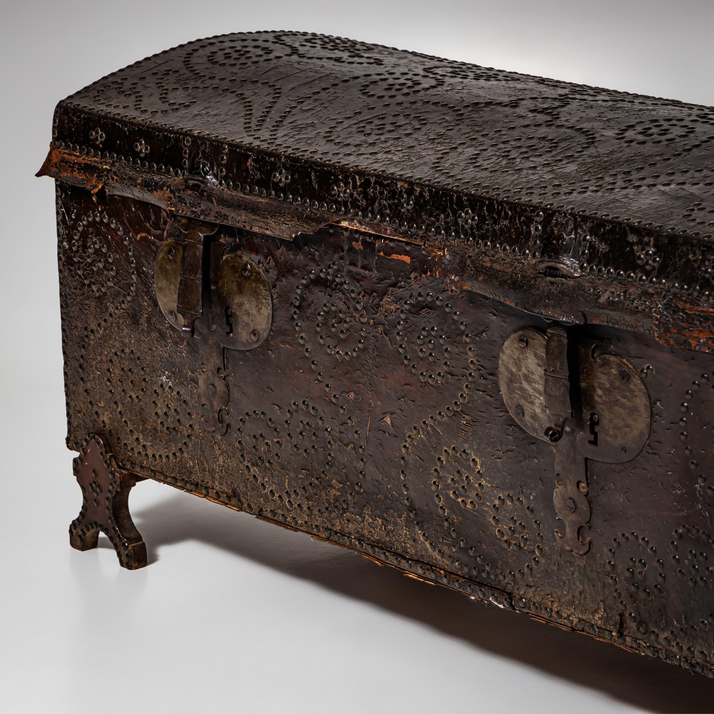 Coffre à couvercle en forme de dôme, Italie, début du XVIIIe siècle, noyer avec revêtement en cuir en vente 3