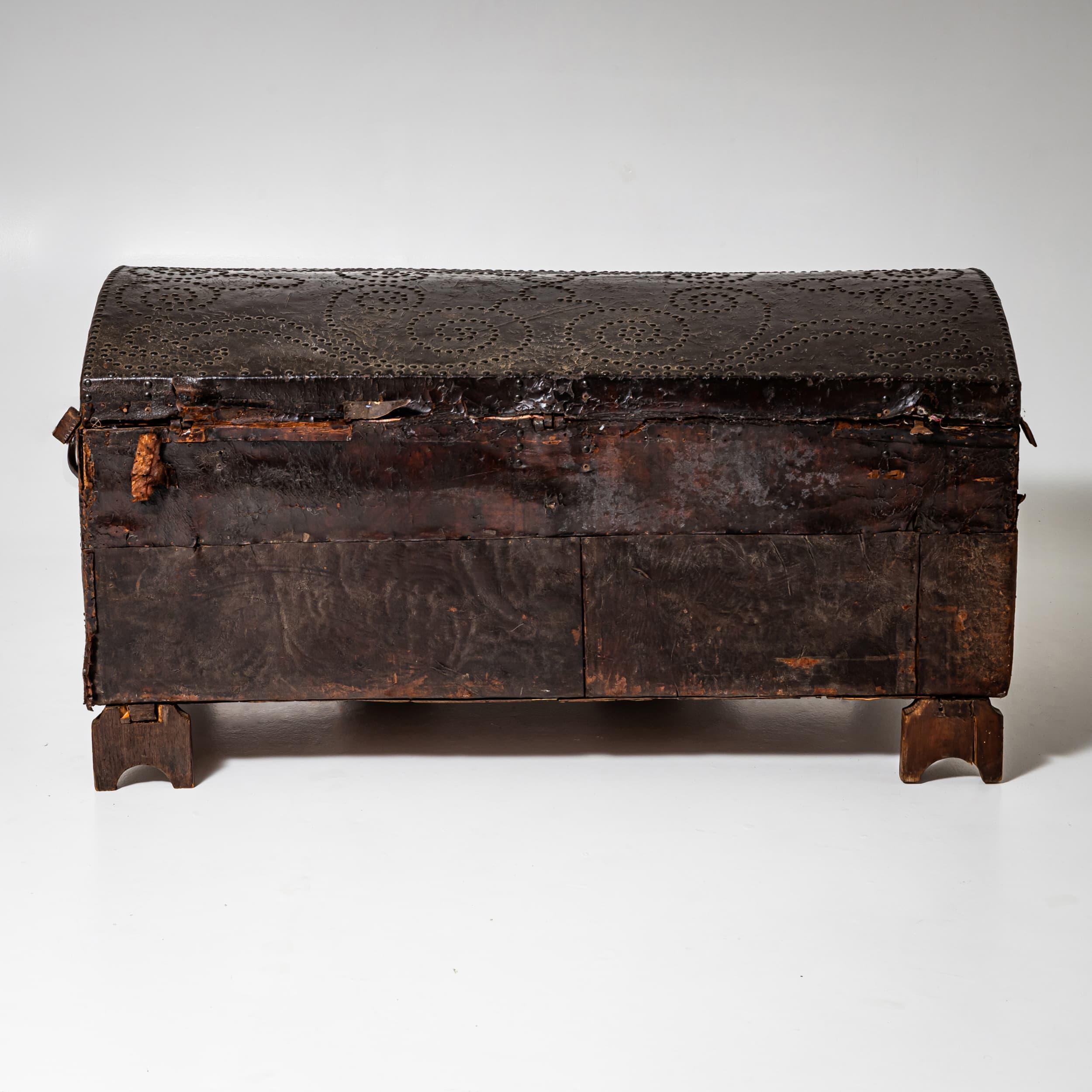 Coffre à couvercle en forme de dôme, Italie, début du XVIIIe siècle, noyer avec revêtement en cuir en vente 4