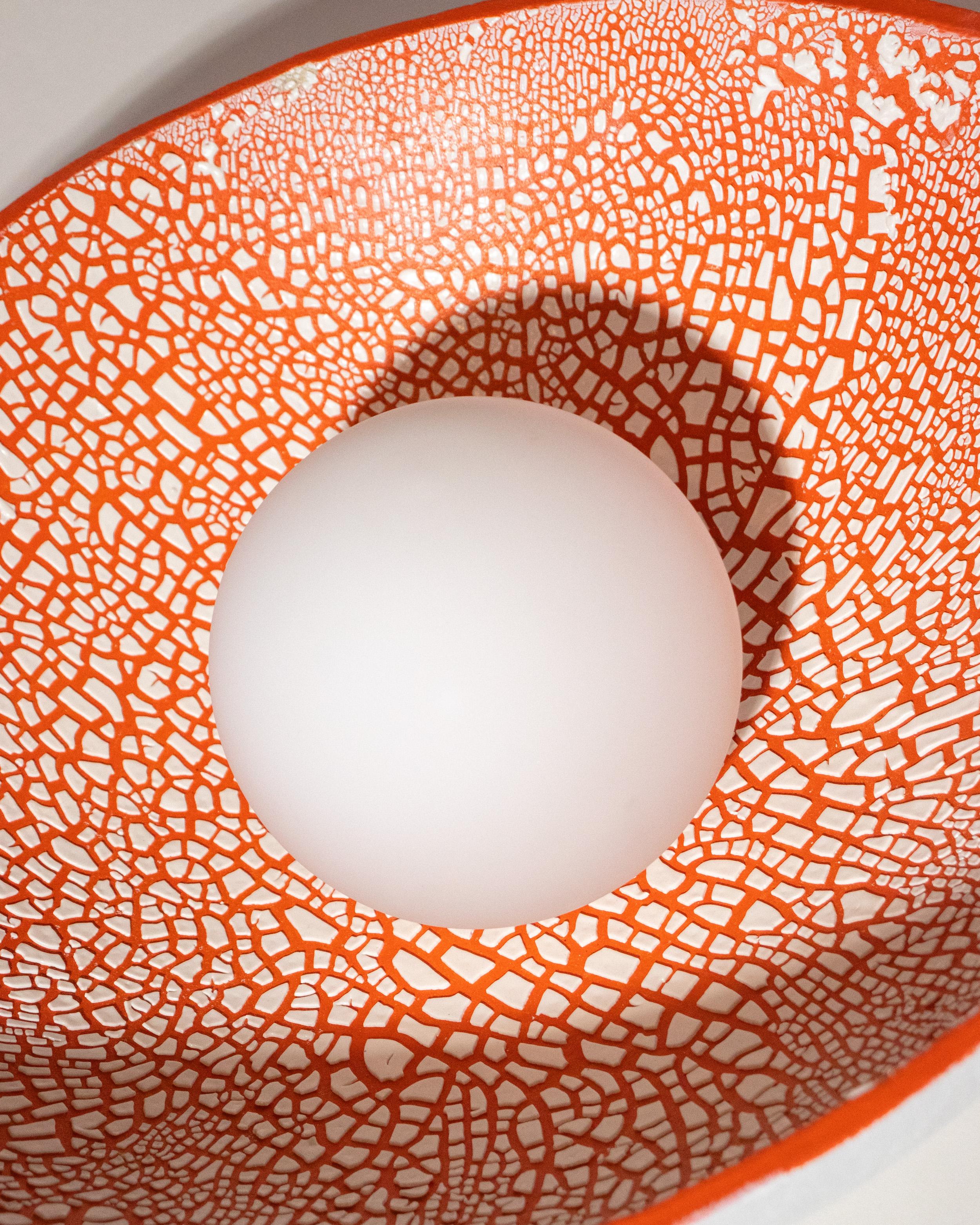 Aplique de pared Dome Orange de cerámica con forma orgánica hecho a mano by Streicher Goods Moderno en venta