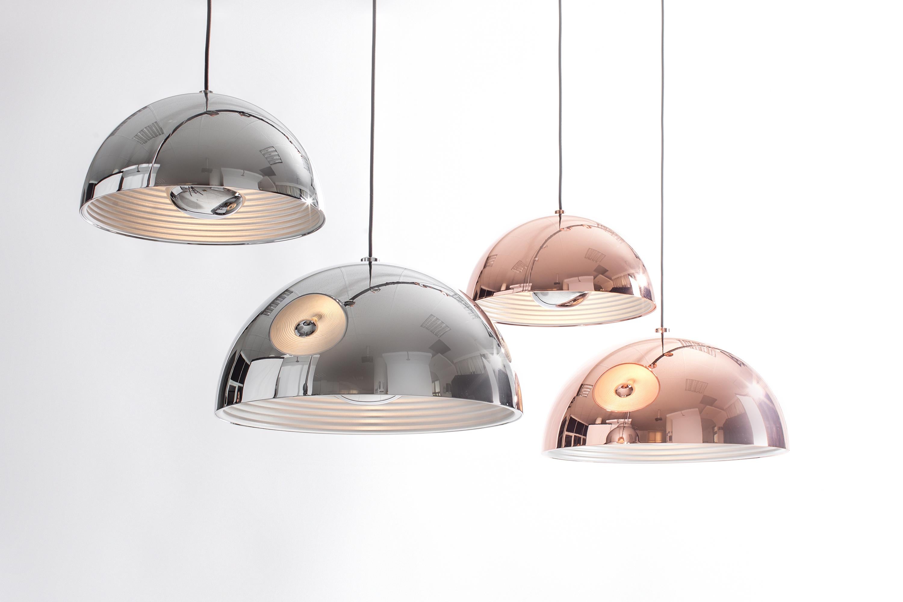Il ciondolo DOME fonde ideologie semplicistiche e precisione artigianale. Bilanciato con una silhouette classica e pulita, il Ciondolo DOME è caratterizzato da un paralume sovradimensionato e drammatico, con un approccio decisamente no-sense. Questo