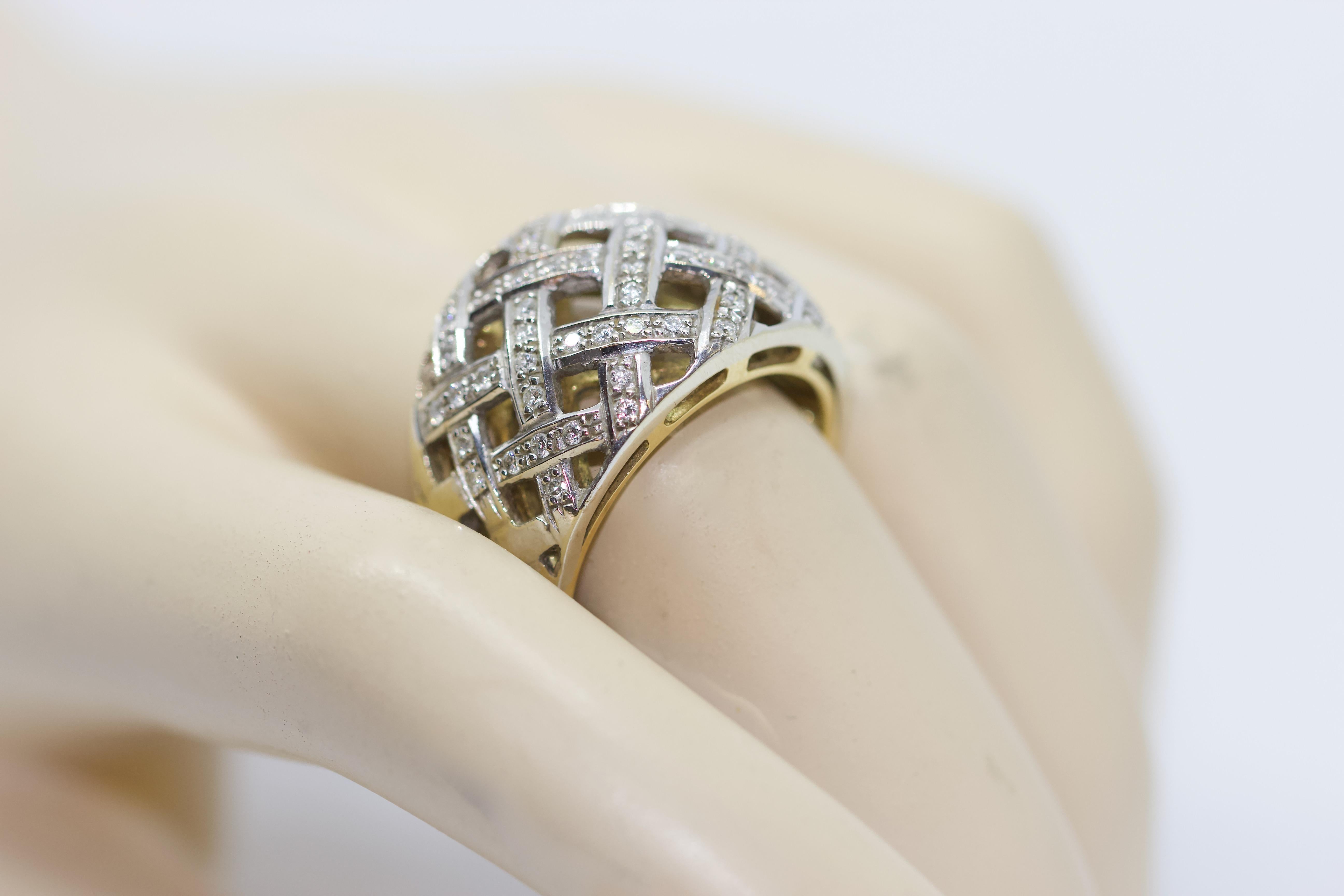 Dome Ring, 18 Karat Gold with Diamonds In Good Condition For Sale In Berlin, DE