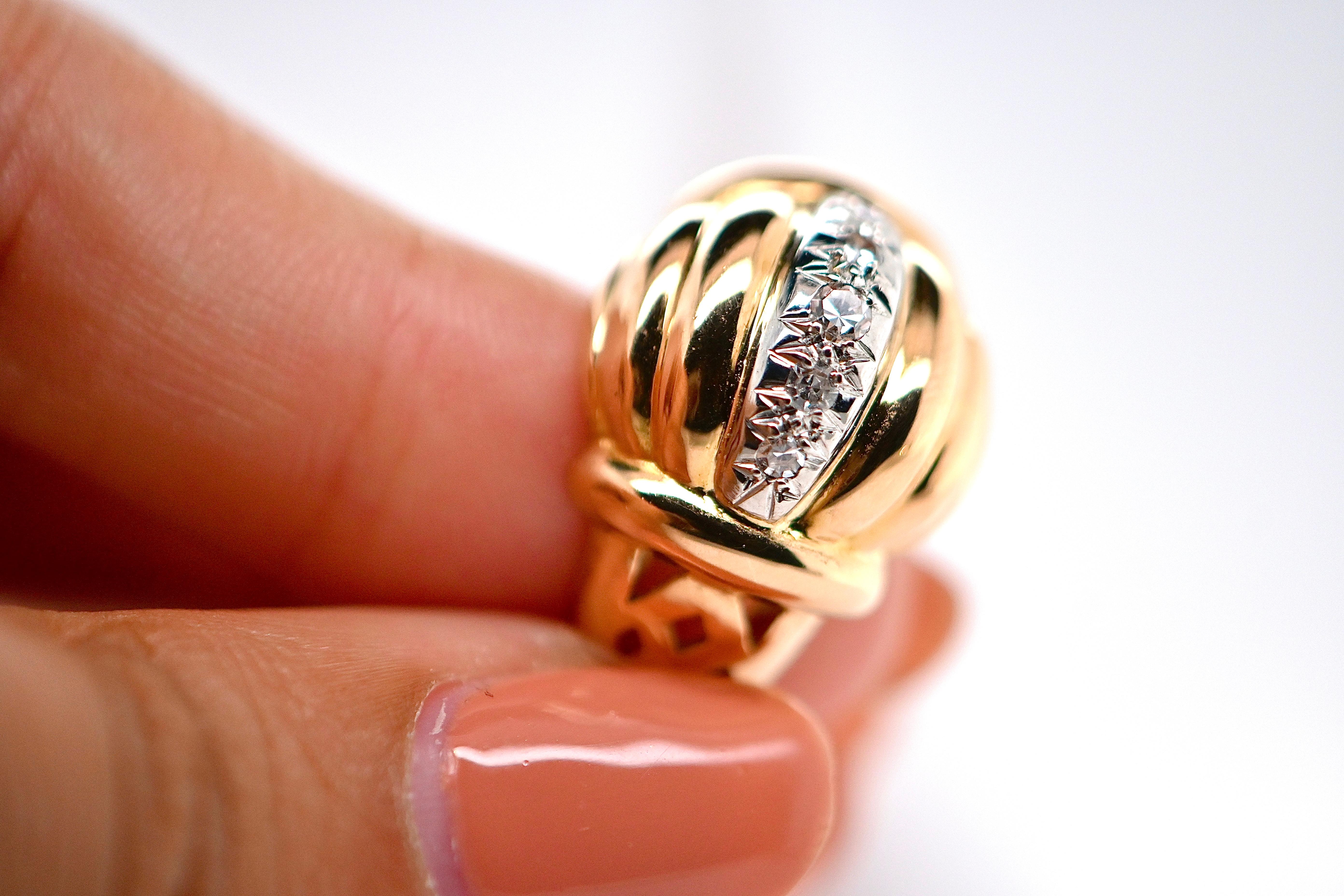 Discover this magnificent dome ring in 18-carat gold, a true masterpiece of Art Deco style, topped with five sparkling diamonds carefully set. This exceptional piece combines elegance and sophistication, captivating the eye with its delicate details