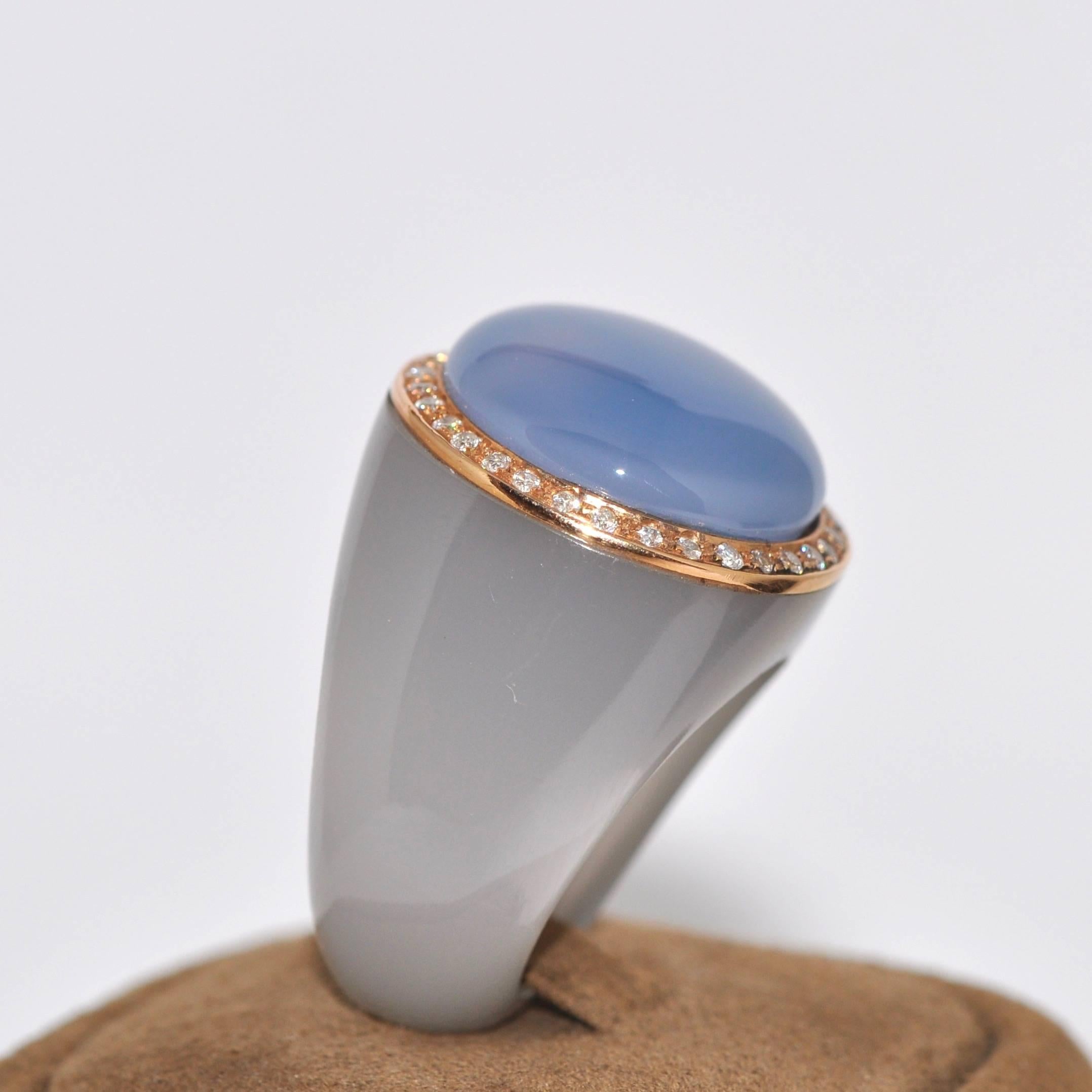 Chalcedony, a semi-precious stone with delicate nuances, adds a subtle, soothing touch of color to this unique piece. Its soft tone and subtle transparency create a soothing, sophisticated aesthetic, captivating the eye with its natural