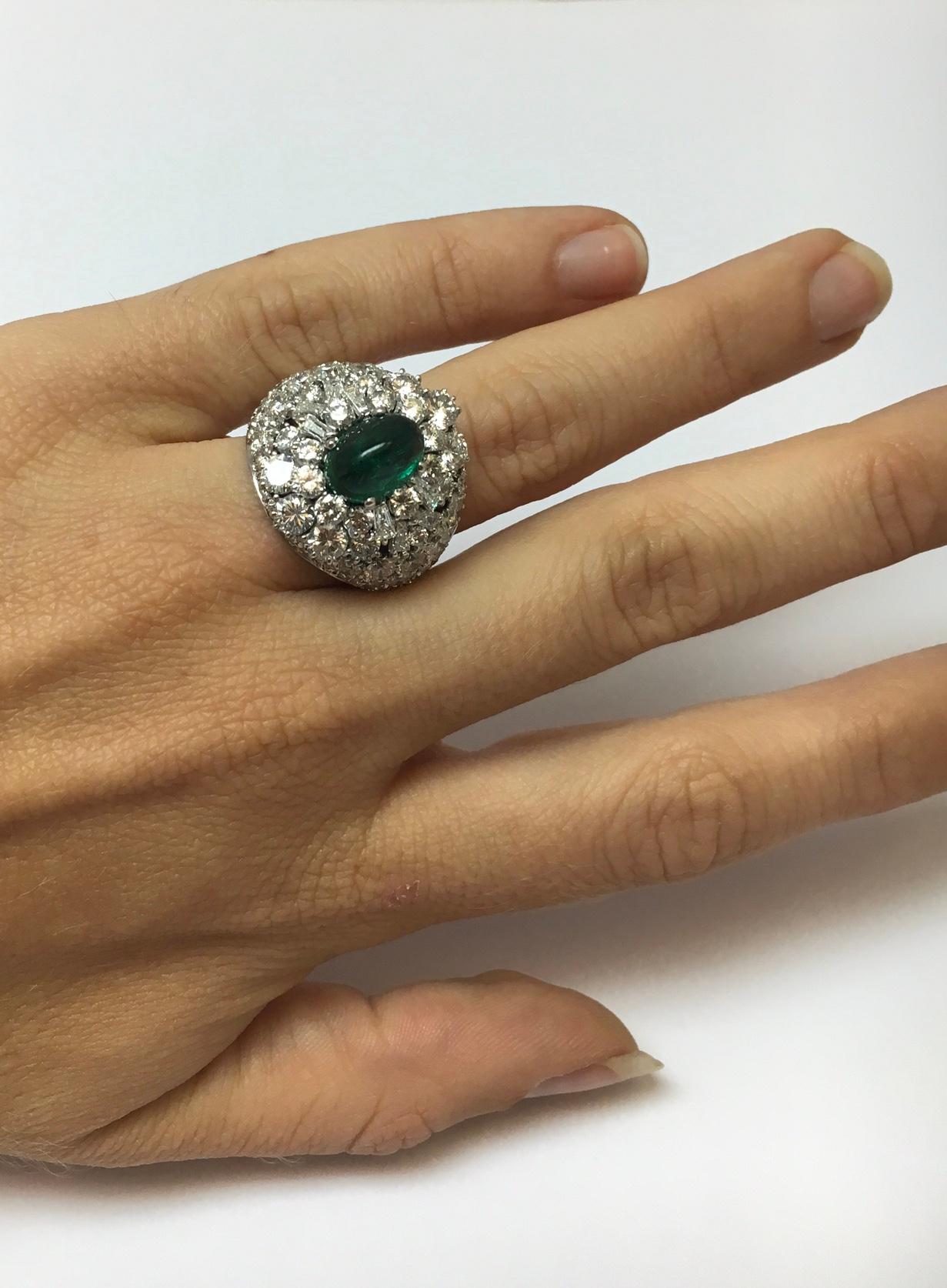 Dome ring set with 5 carats of diamonds and a 2.68 carats sugarloaf emerald For Sale 2