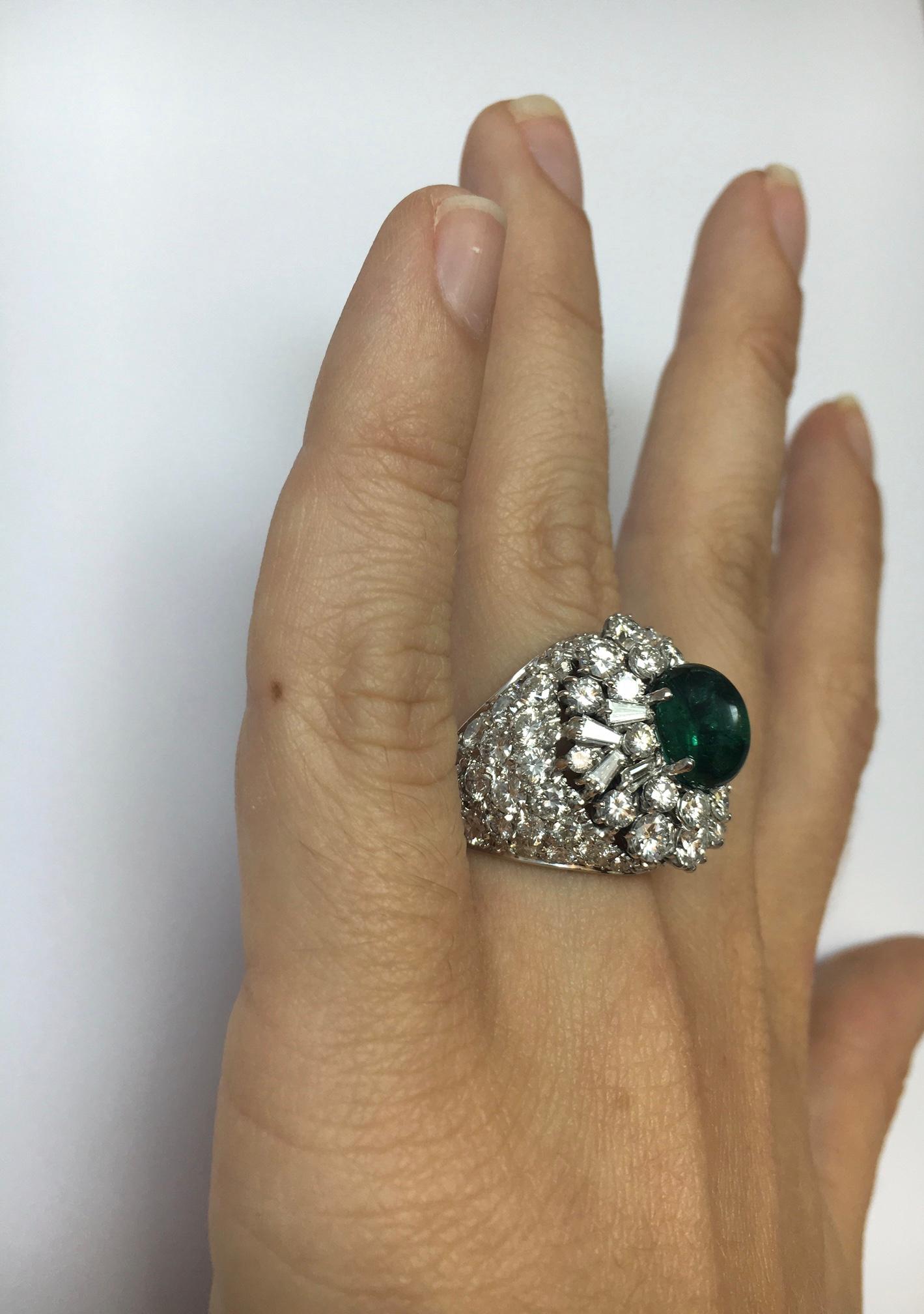 Dome ring set with 5 carats of diamonds and a 2.68 carats sugarloaf emerald For Sale 3