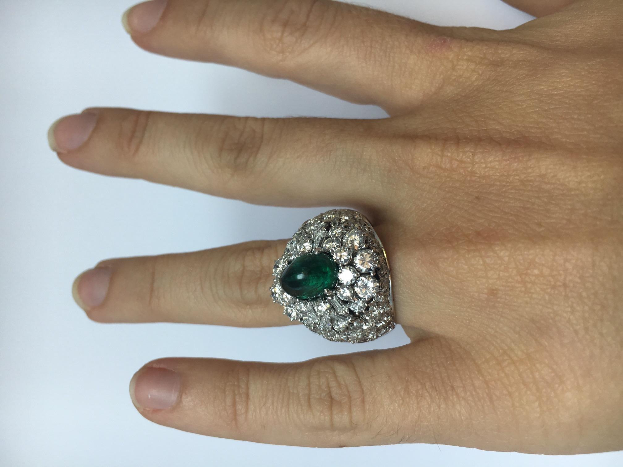 Dome ring set with 5 carats of diamonds and a 2.68 carats sugarloaf emerald For Sale 4