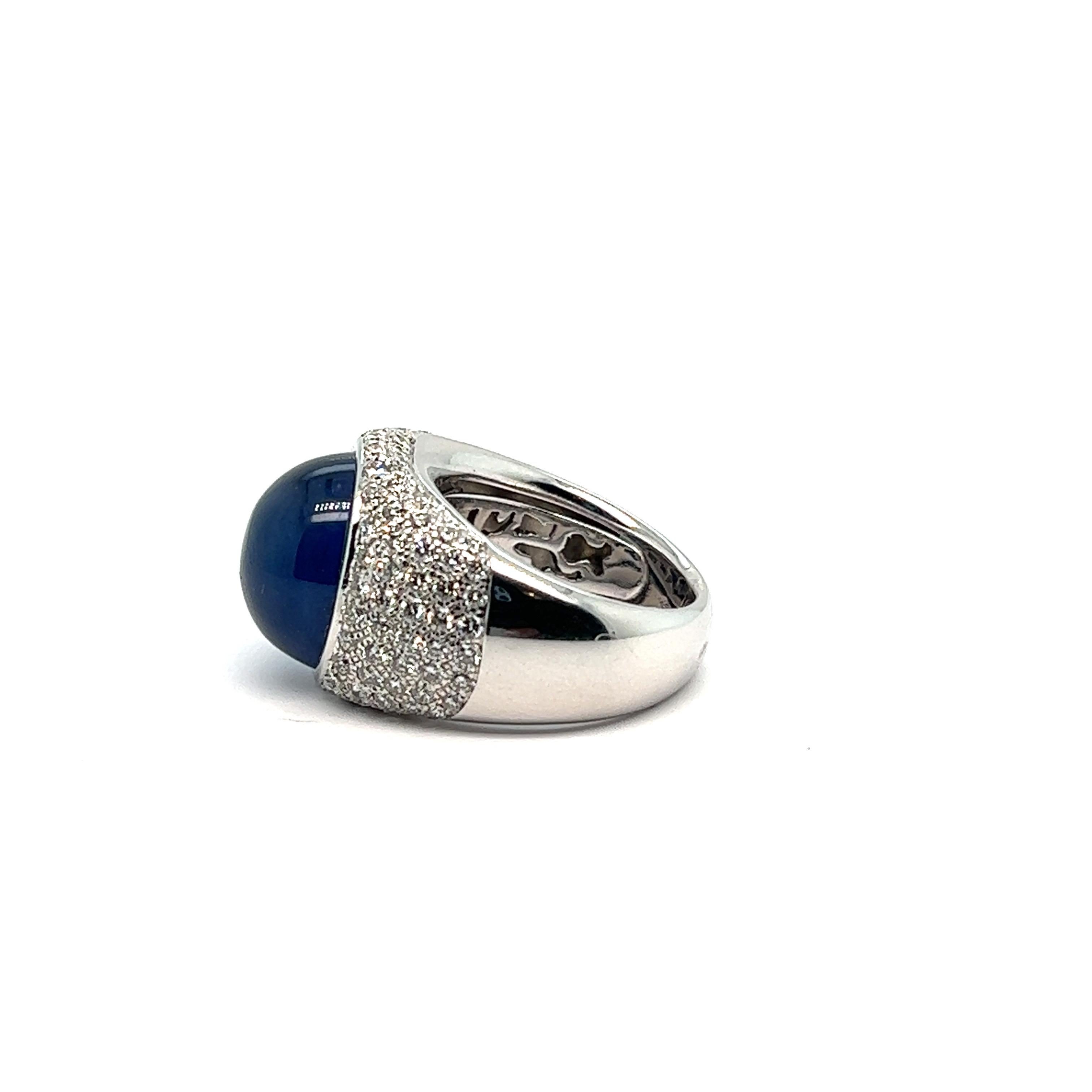 Anello con zaffiro cabochon e diamanti incastonati in oro bianco 18 carati in vendita 5